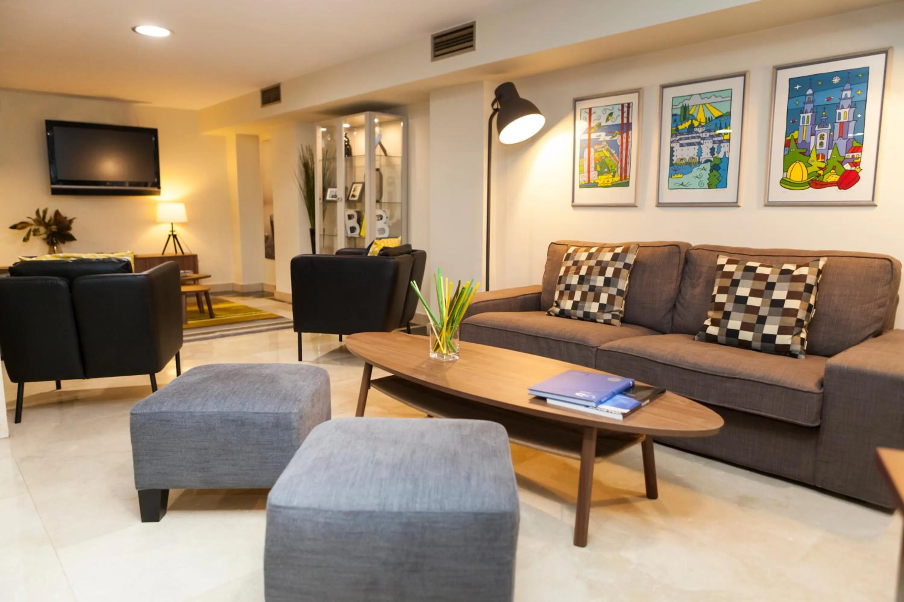 Communal lounge/ TV room in Hotel Sercotel Tres Luces