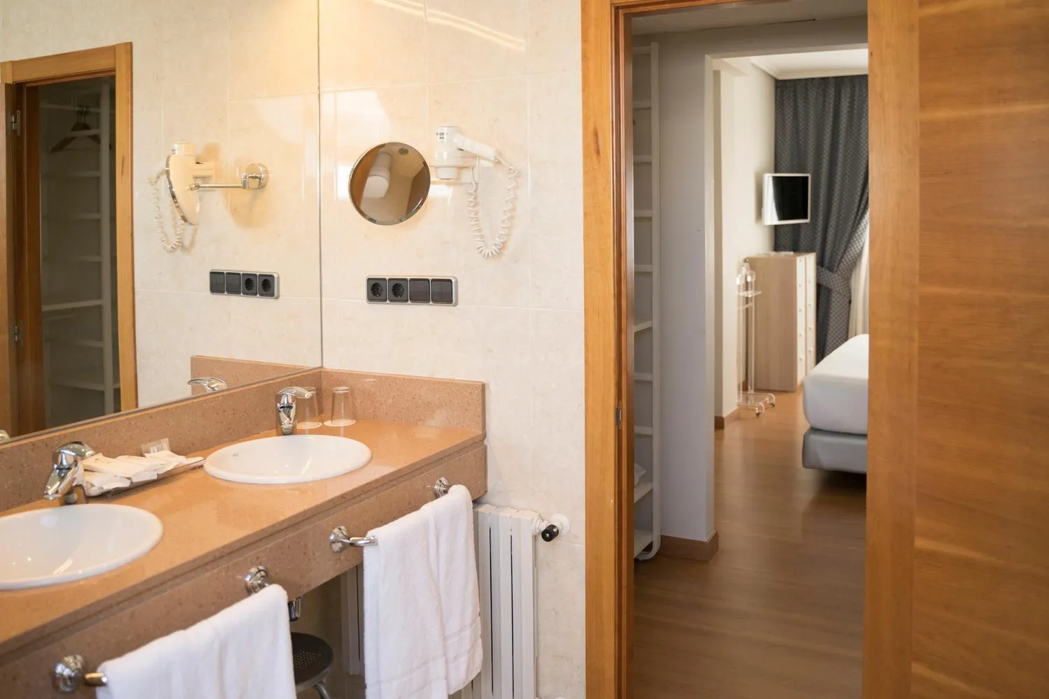 Bathroom, Bed in Hotel Sercotel Tres Luces
