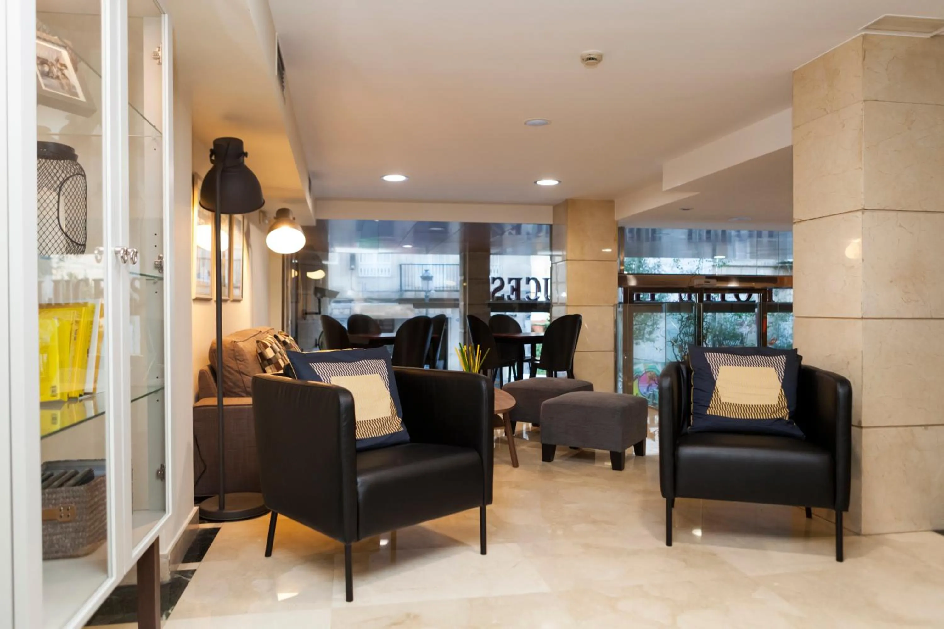 Communal lounge/ TV room in Hotel Sercotel Tres Luces