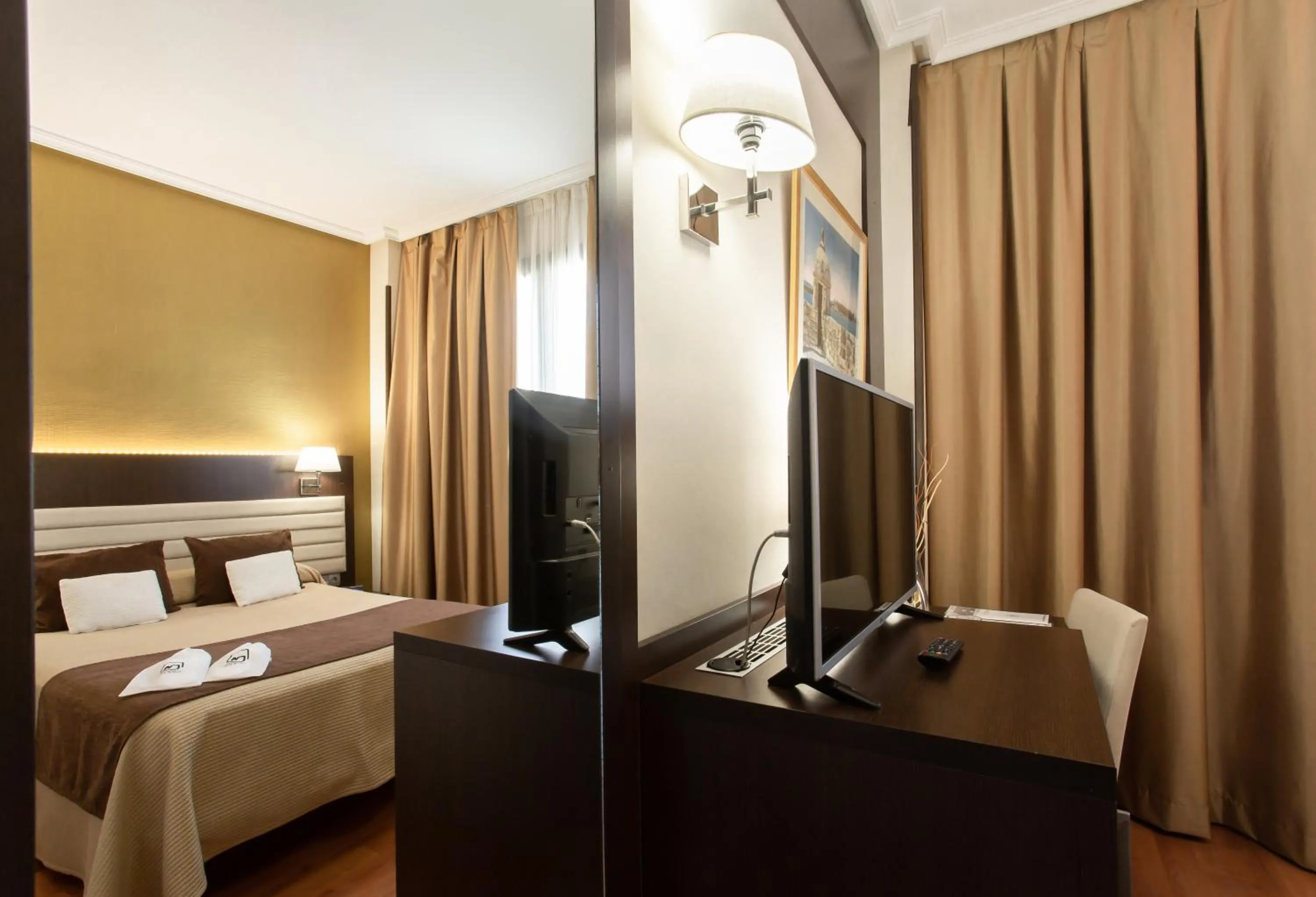 TV and multimedia, Bed in Hotel Monte Puertatierra