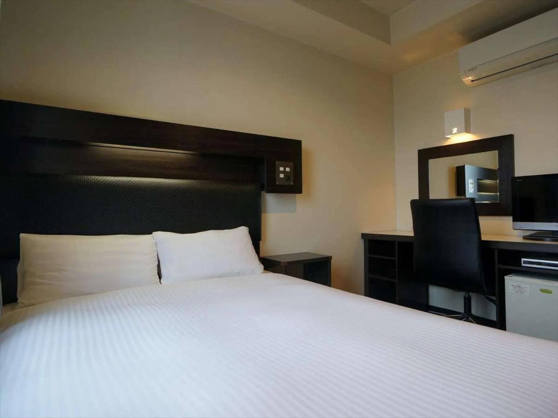 Photo of the whole room, Bed in Green Rich Hotel Osaka Airport