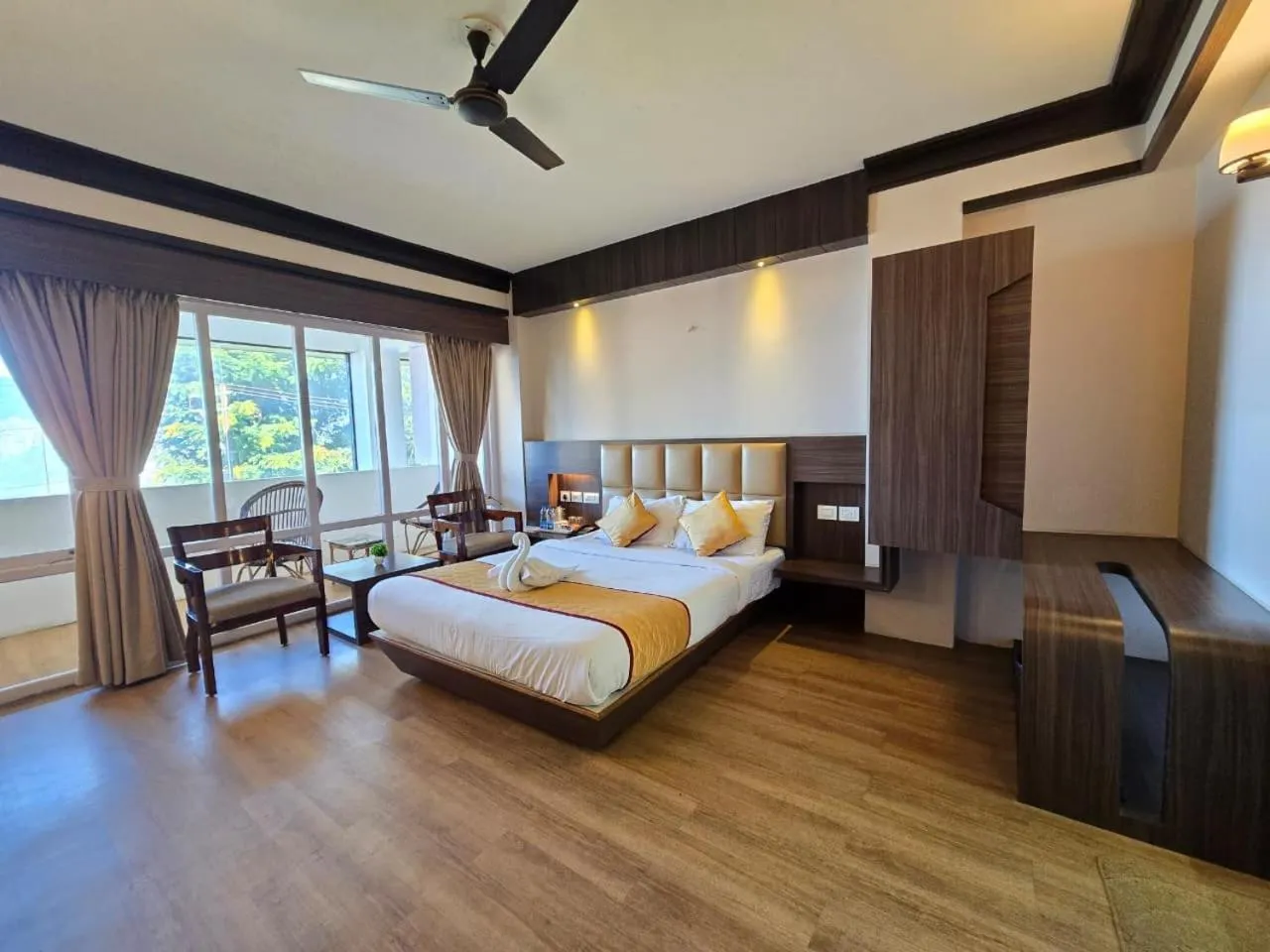 Bedroom, Bed in Golden Peaks Hotel & Restaurant