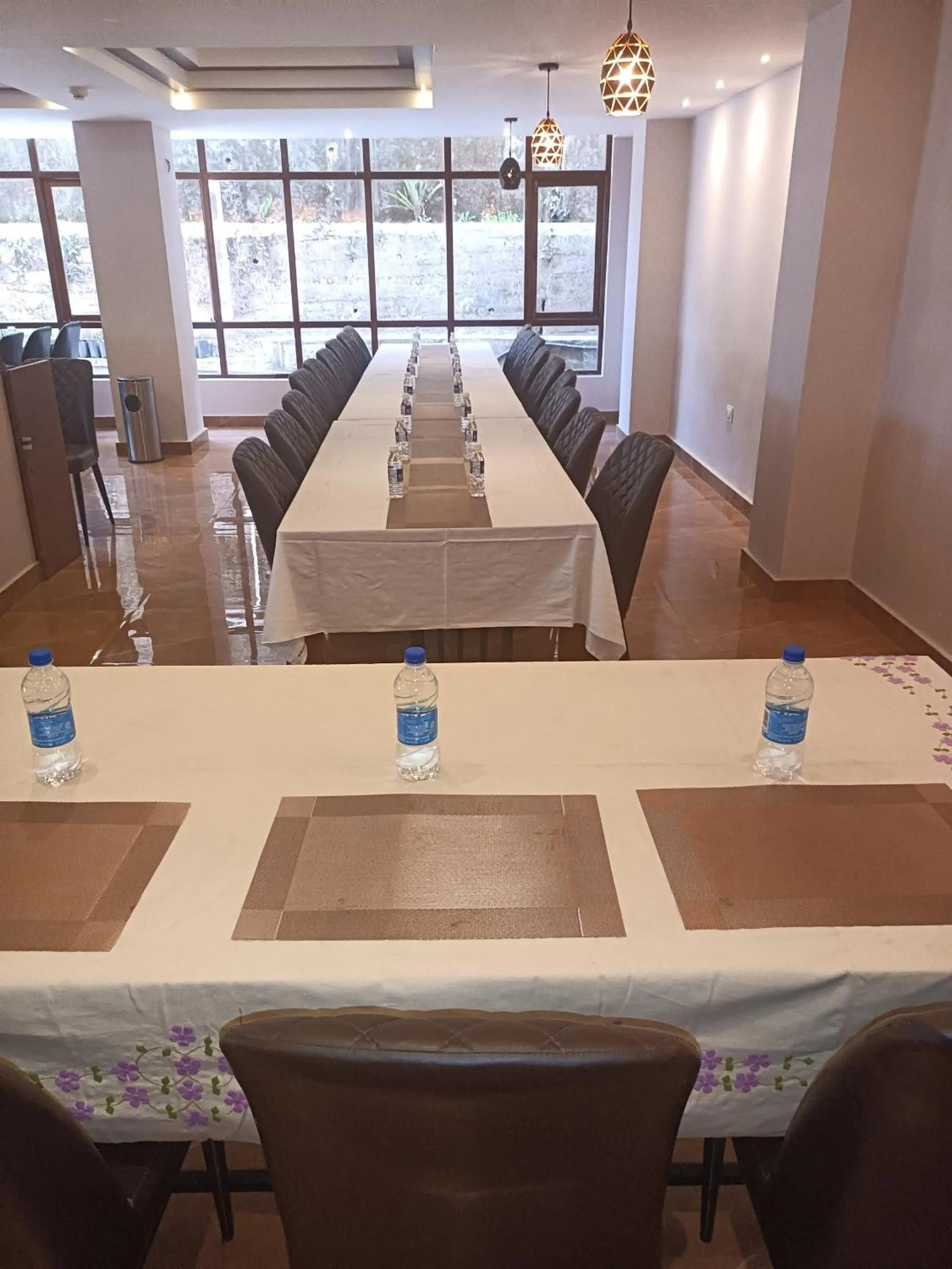 Restaurant/places to eat in Golden Peaks Hotel & Restaurant