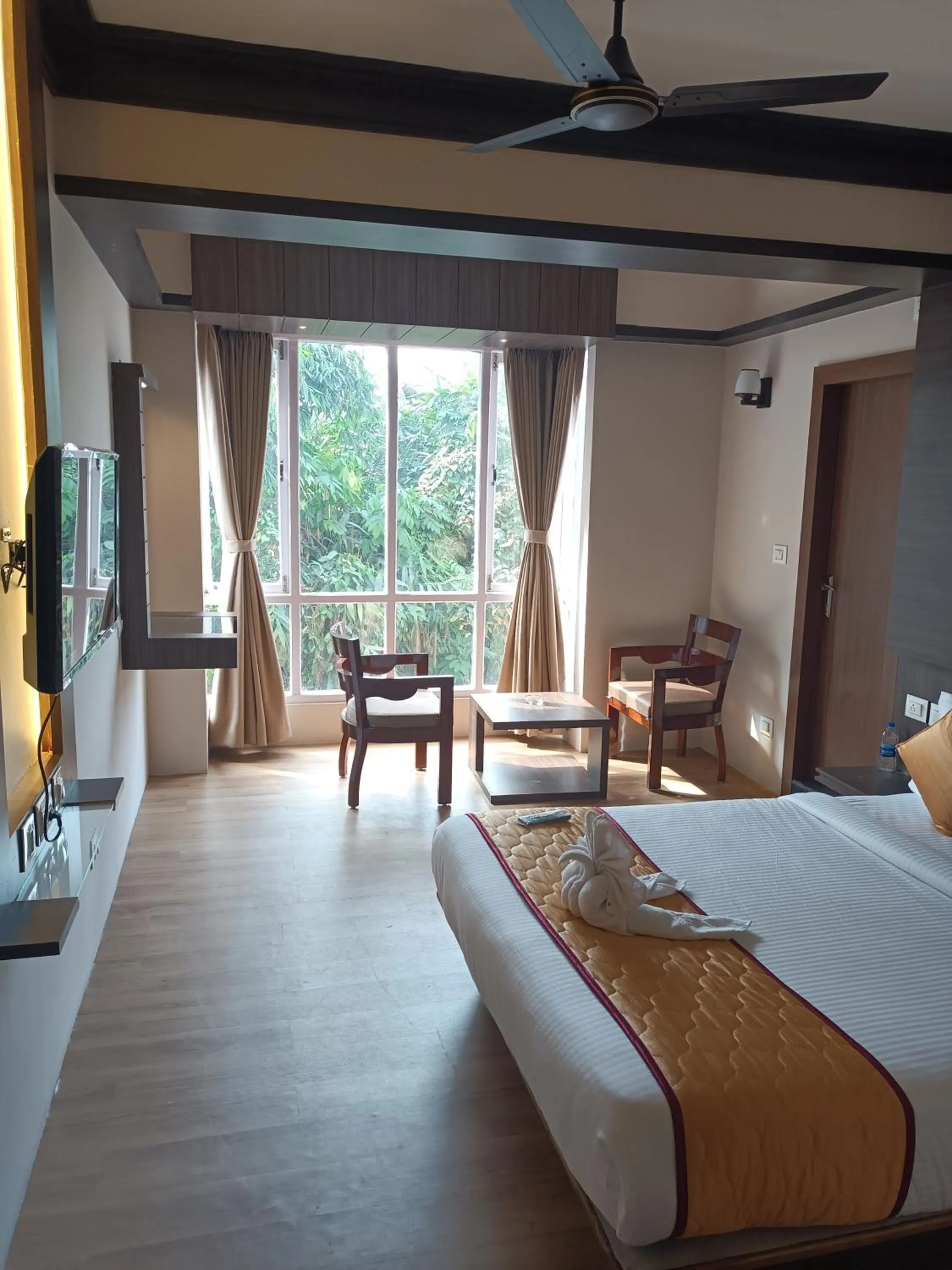 Seating area, Bed in Golden Peaks Hotel & Restaurant