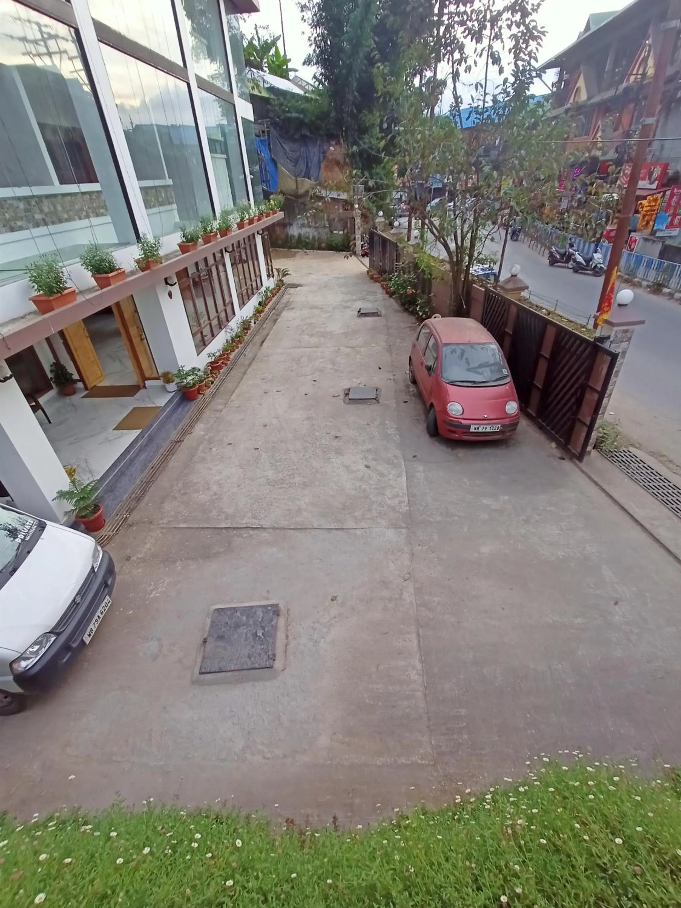 Parking in Golden Peaks Hotel & Restaurant