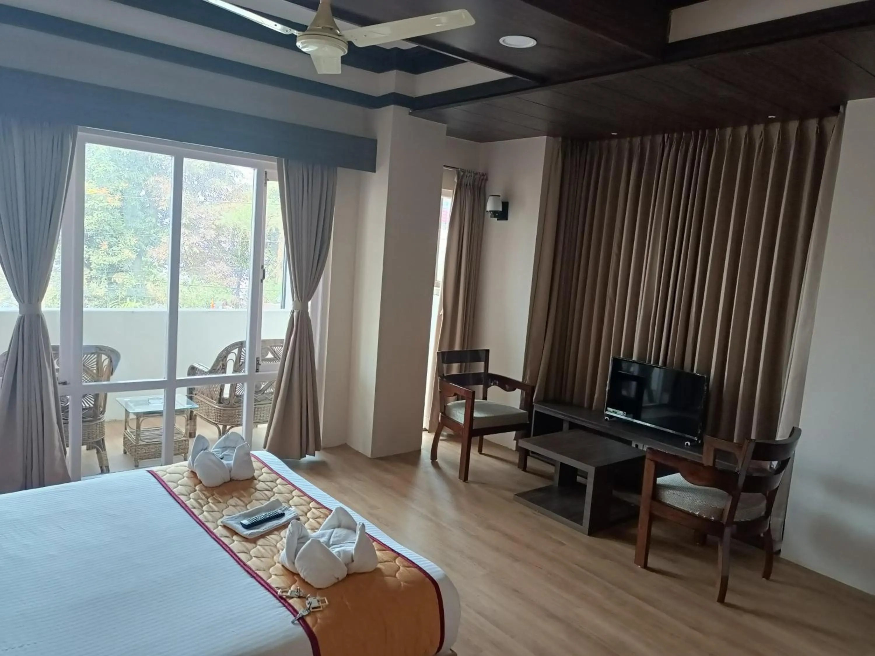 Seating area, Bed in Golden Peaks Hotel & Restaurant