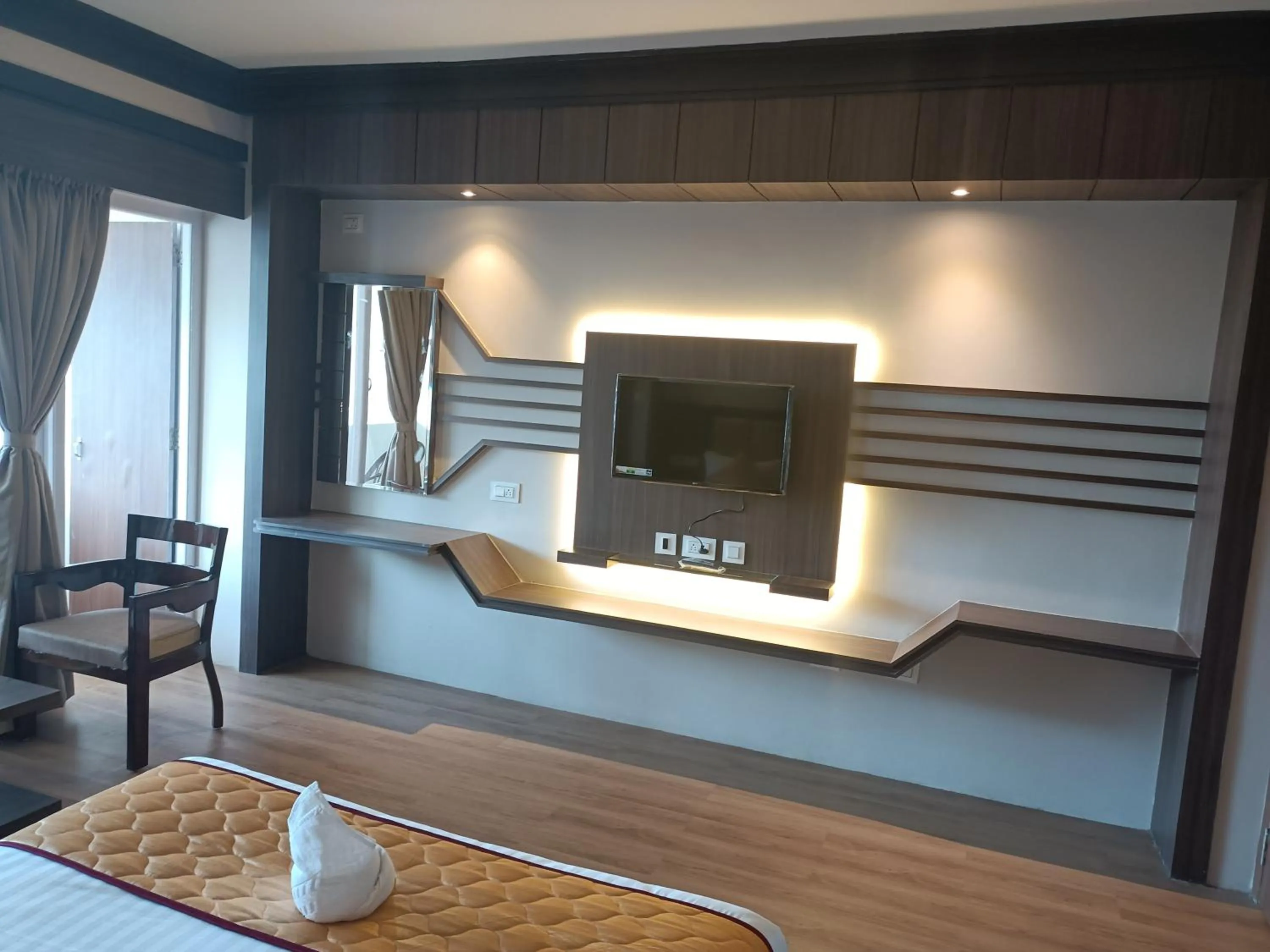 TV and multimedia, Bed in Golden Peaks Hotel & Restaurant