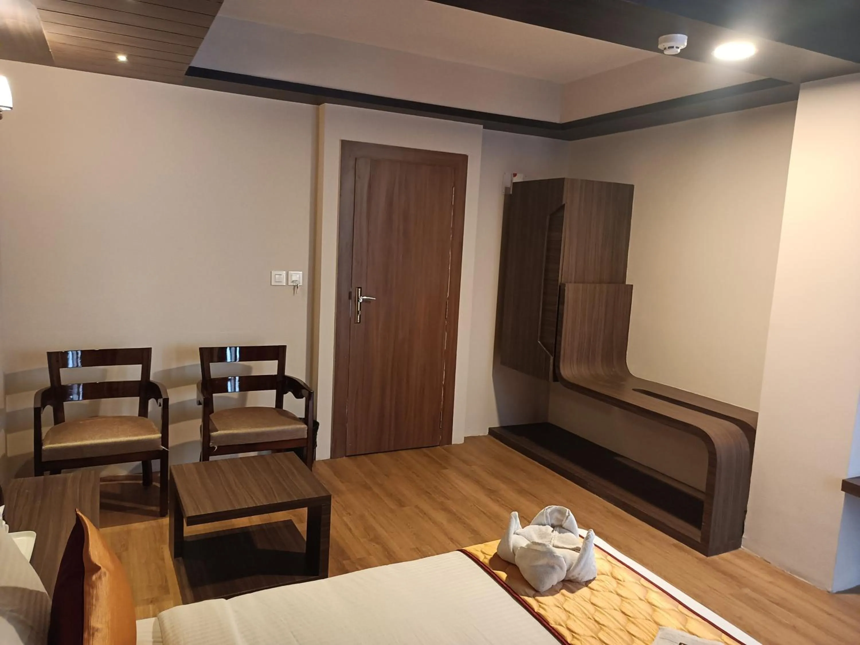 Seating area, Bed in Golden Peaks Hotel & Restaurant