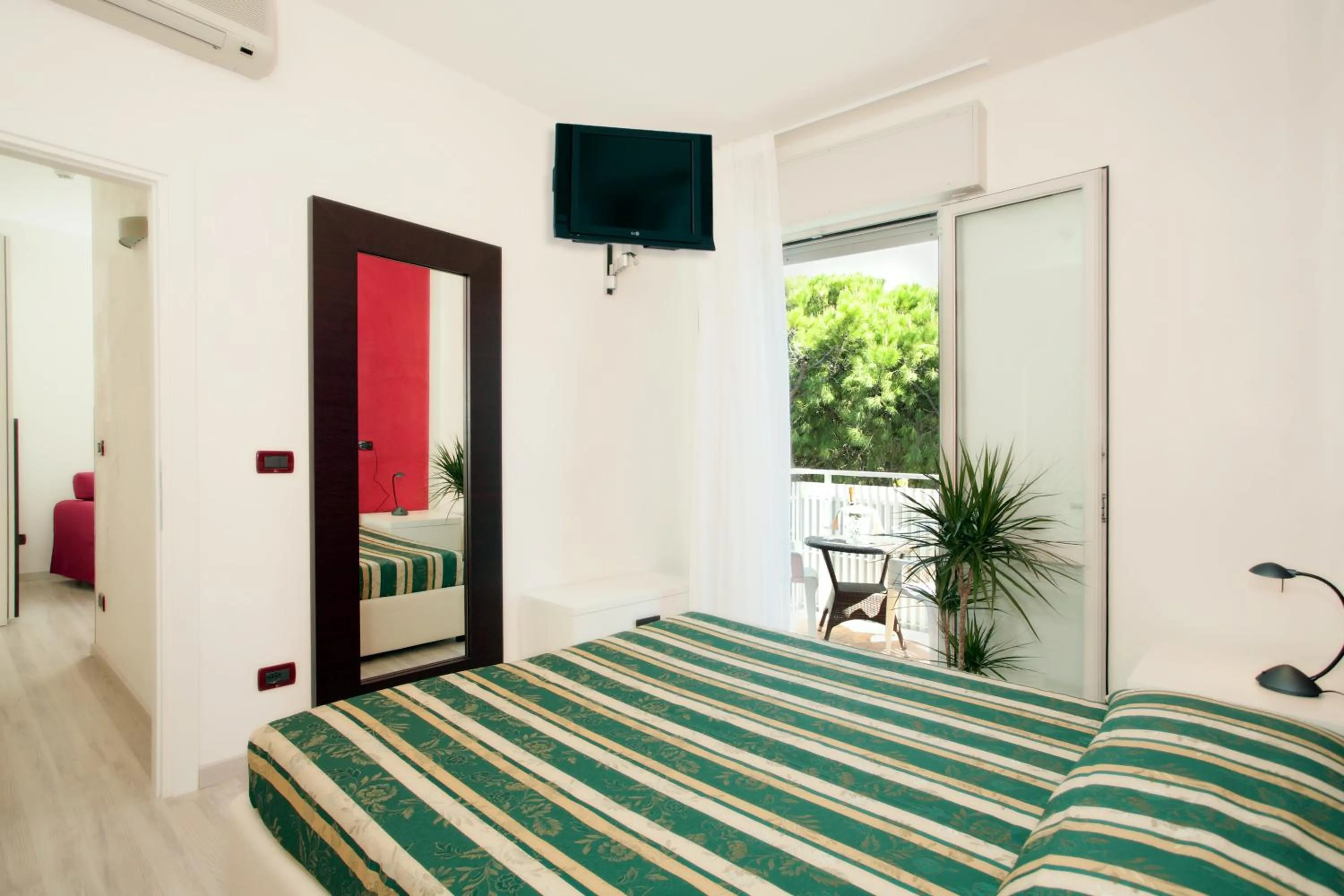 Shower, Bed in Hotel Villa Maria