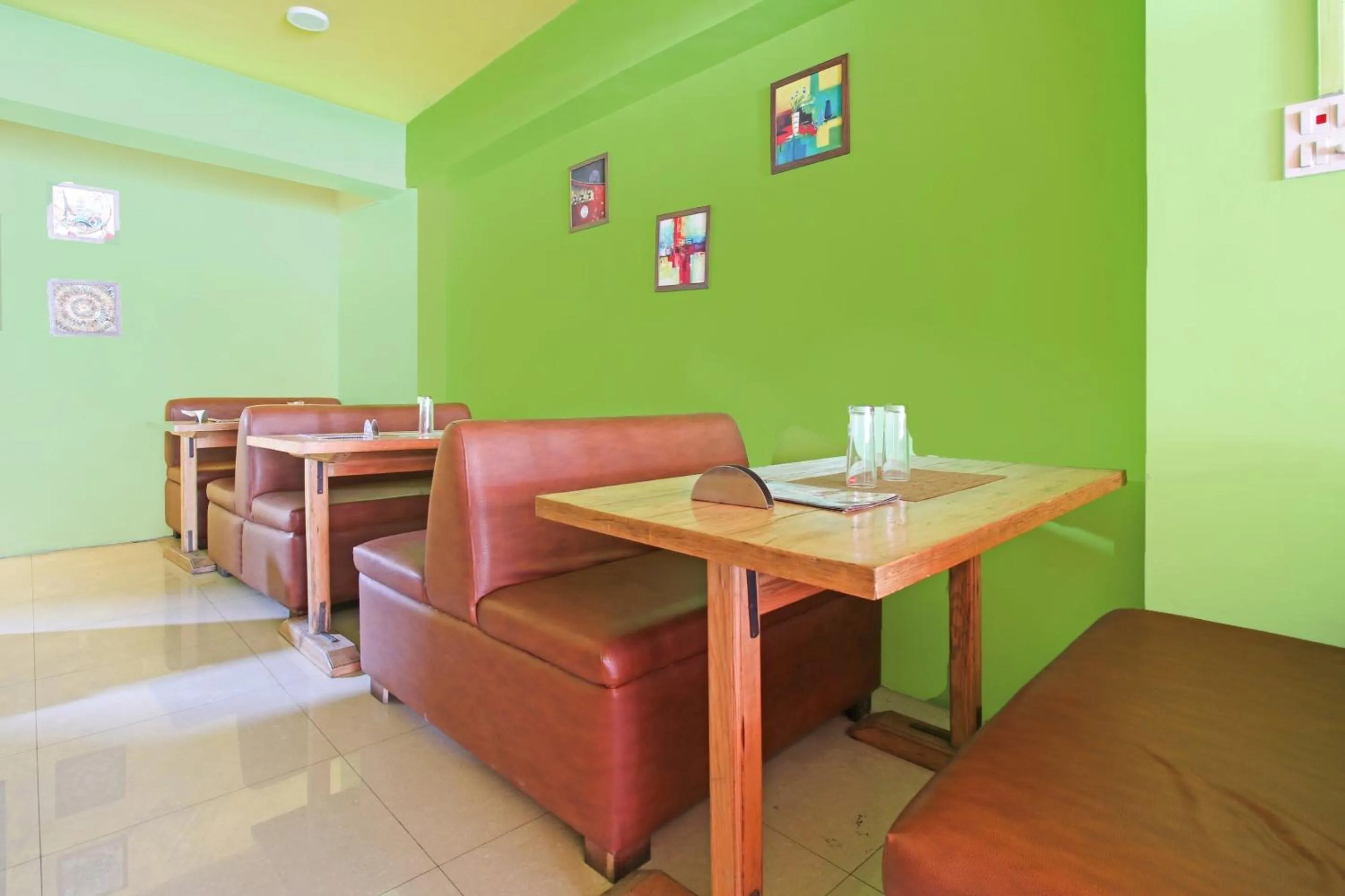 Dining area in Hotel O Hunter's & Cafe