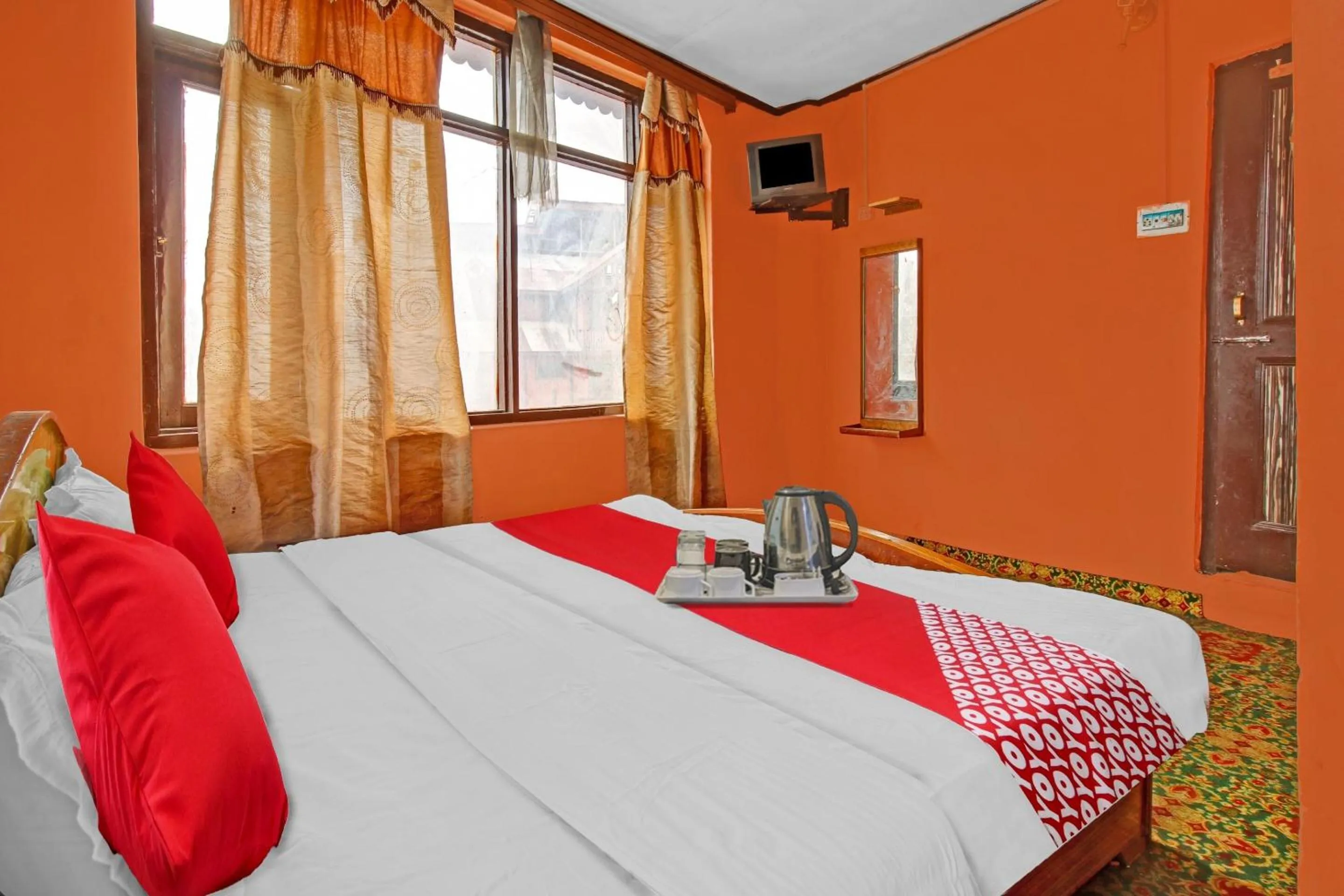 Bedroom, Bed in Hotel O Hunter's & Cafe