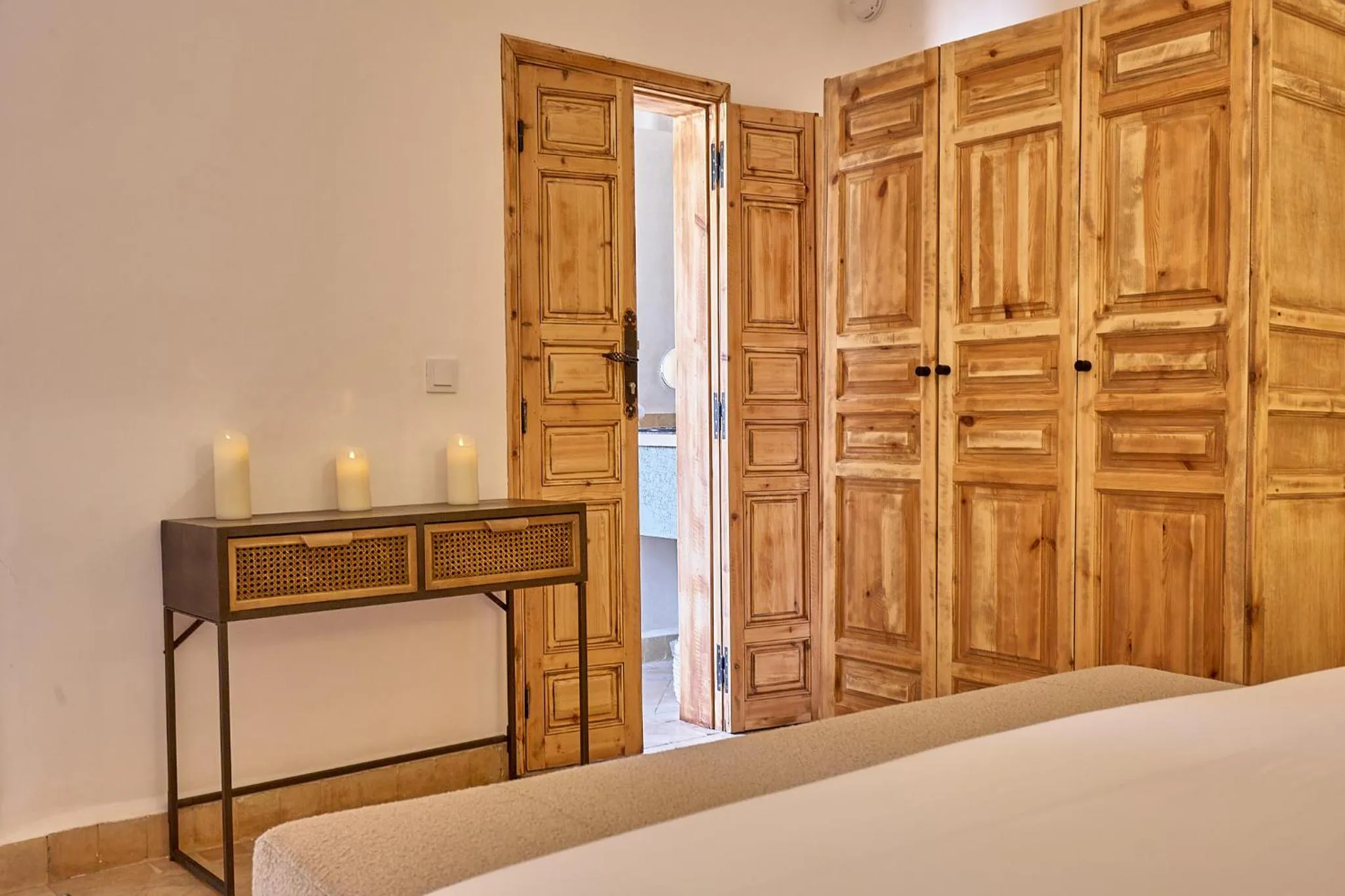 wardrobe, Bed in Ryad Selyen