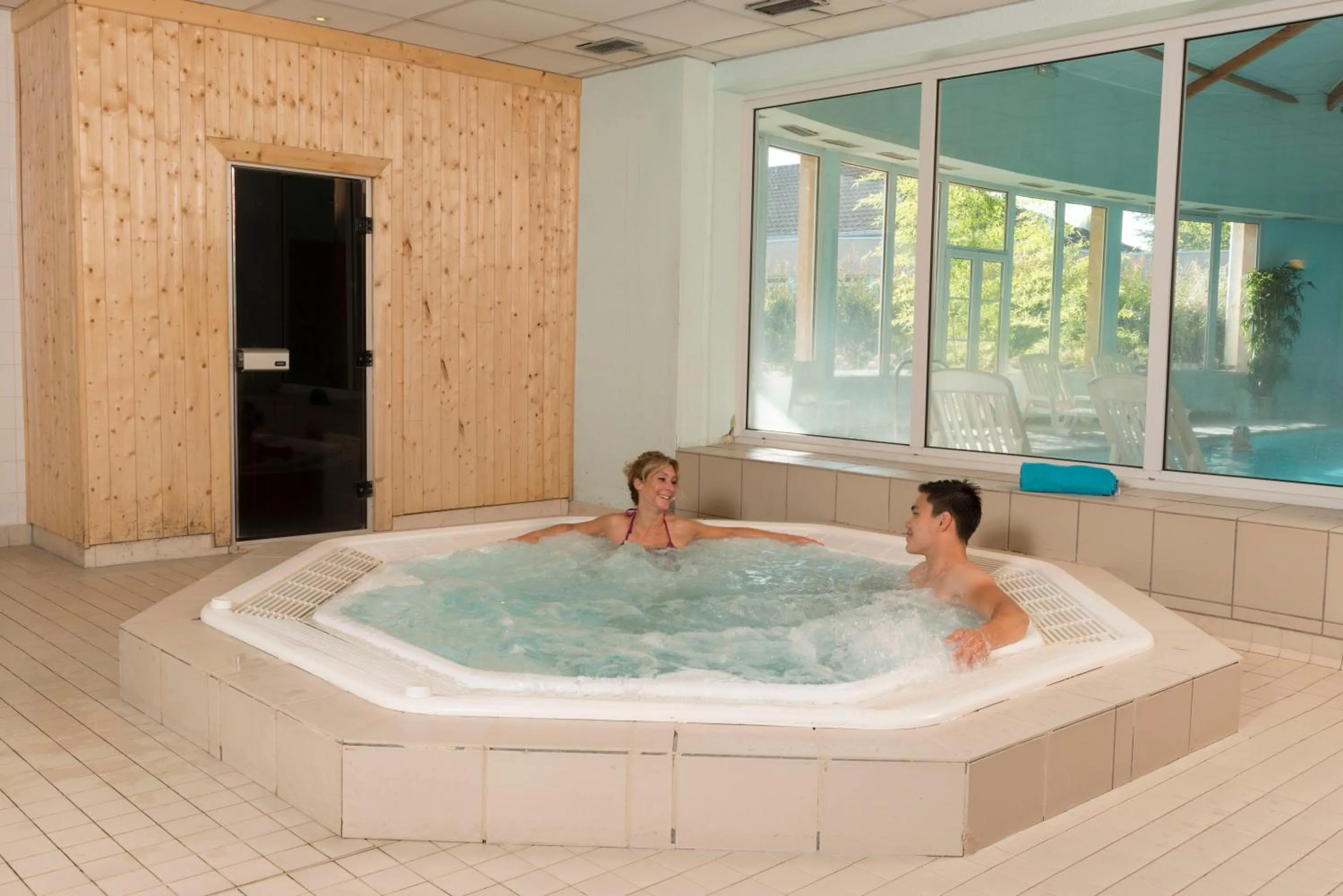 Hot Tub in Espace Leonard De Vinci