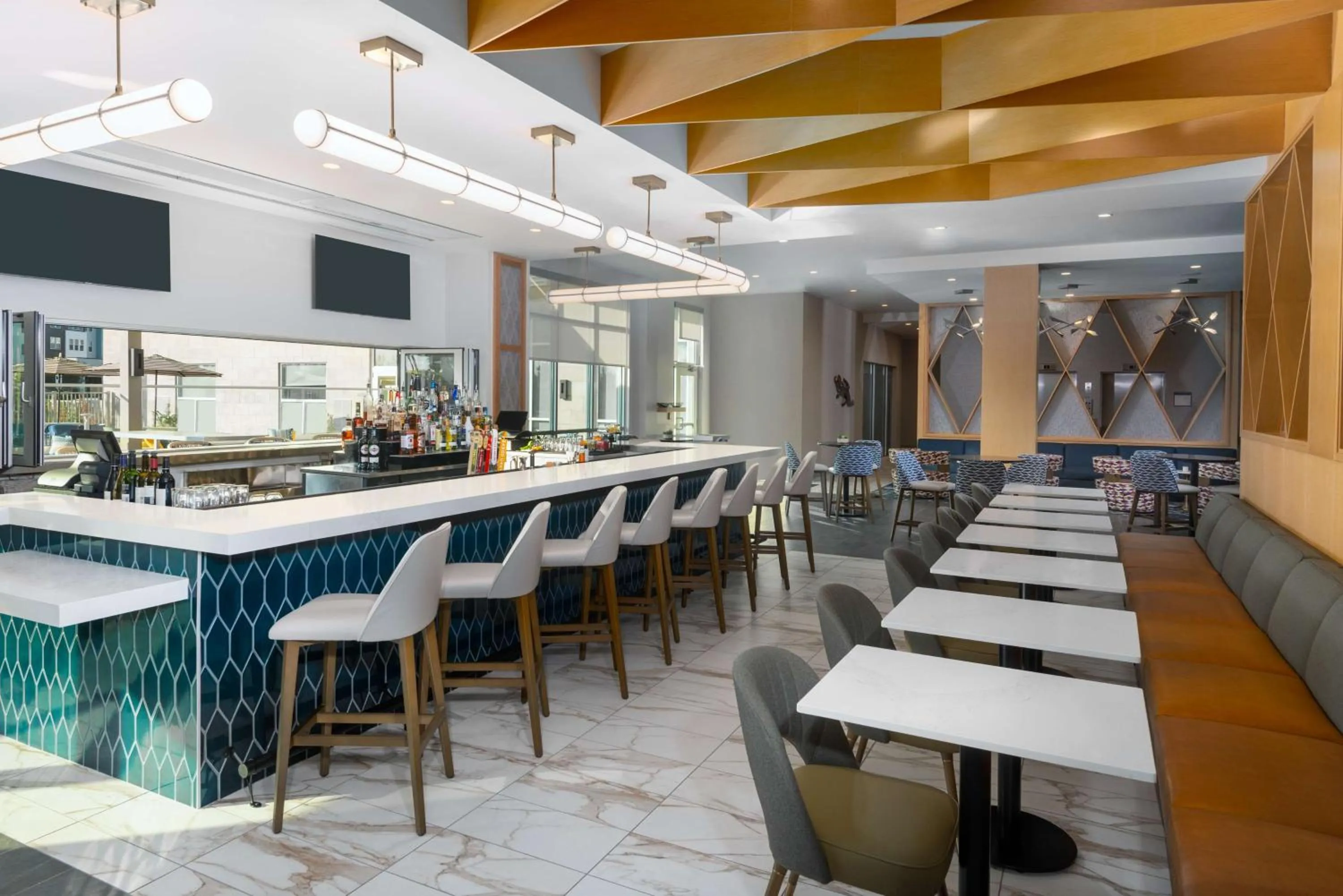 Lounge or bar in Hyatt House Orlando Airport