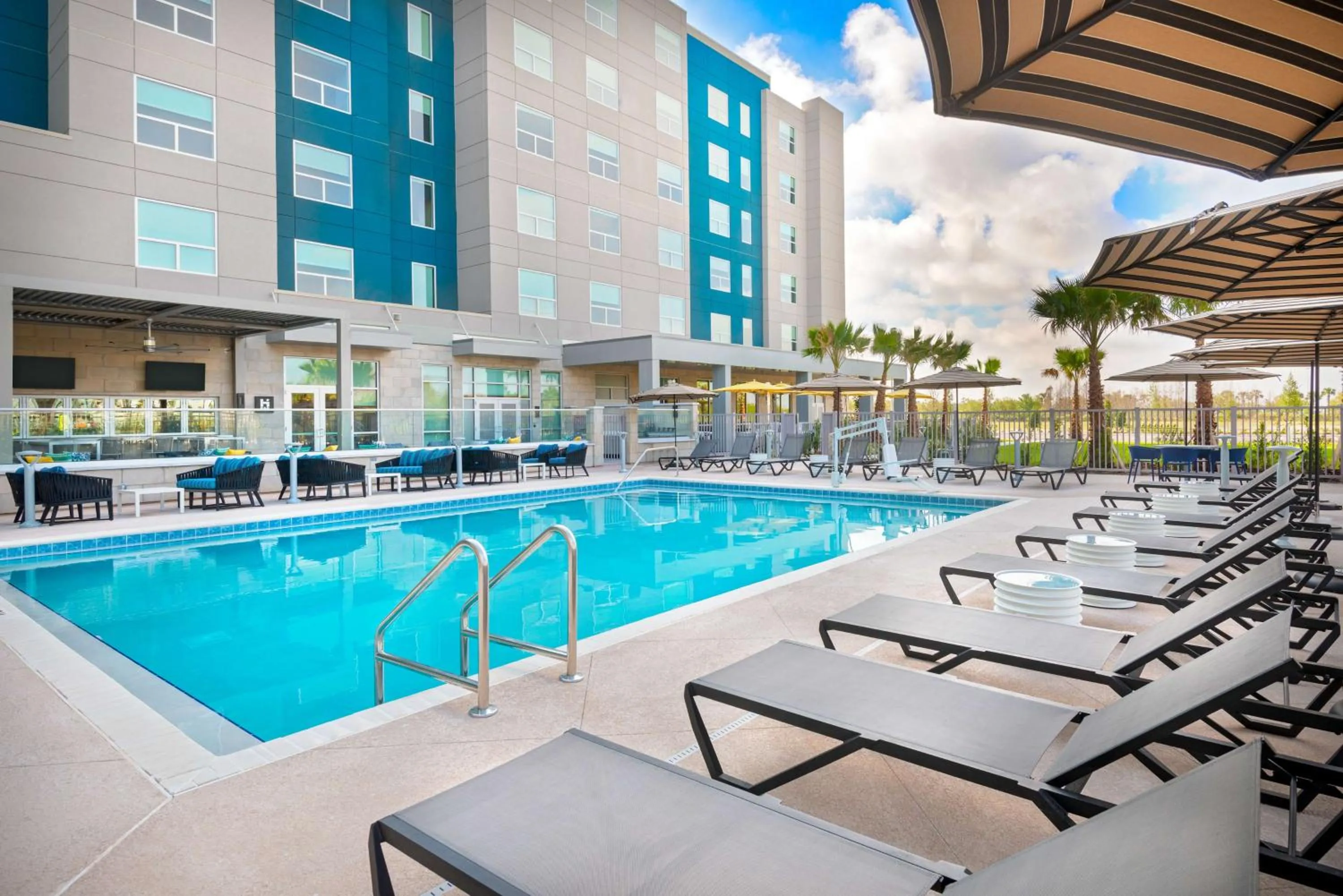 Swimming pool in Hyatt House Orlando Airport