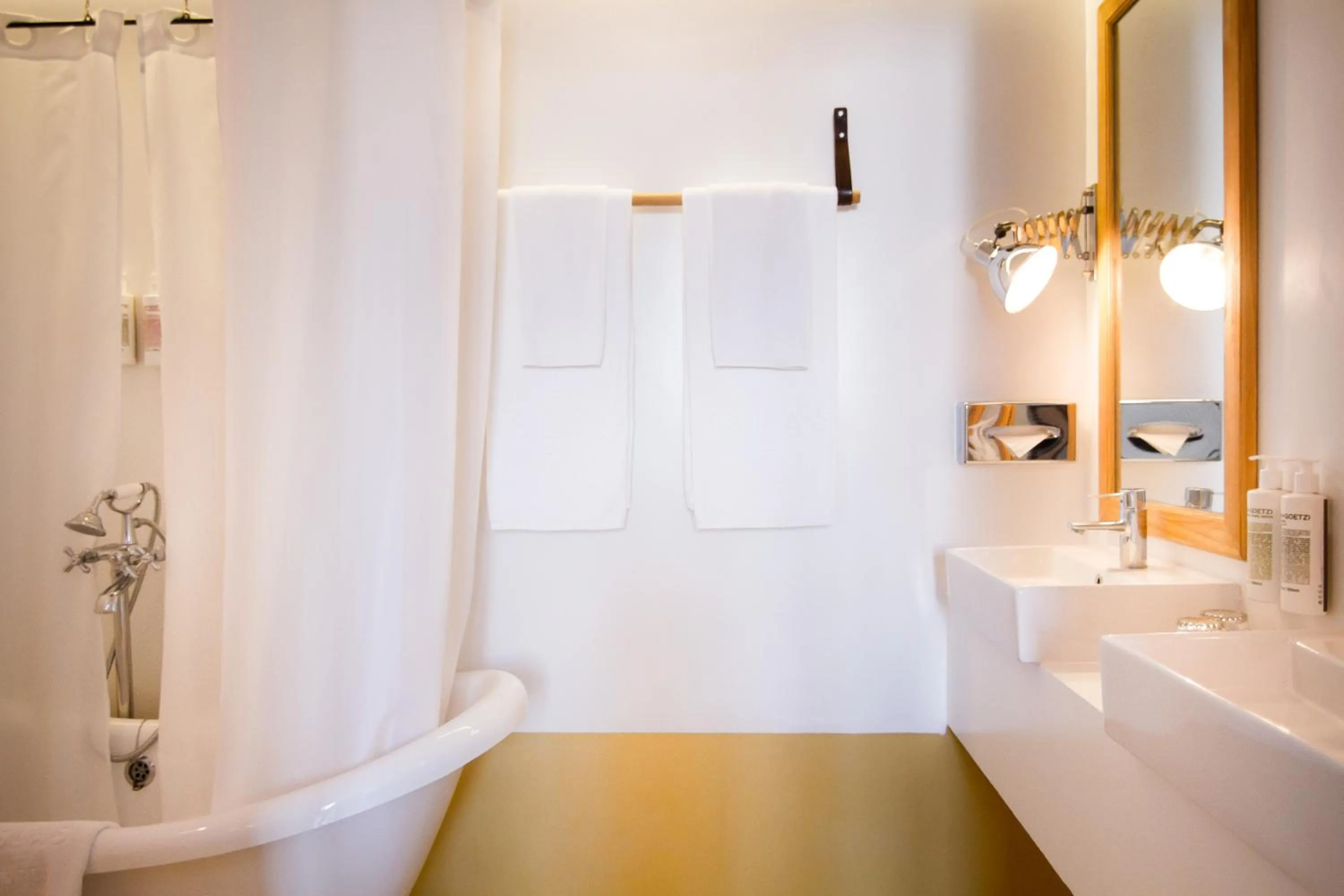 Bathroom in 7 Islas Hotel