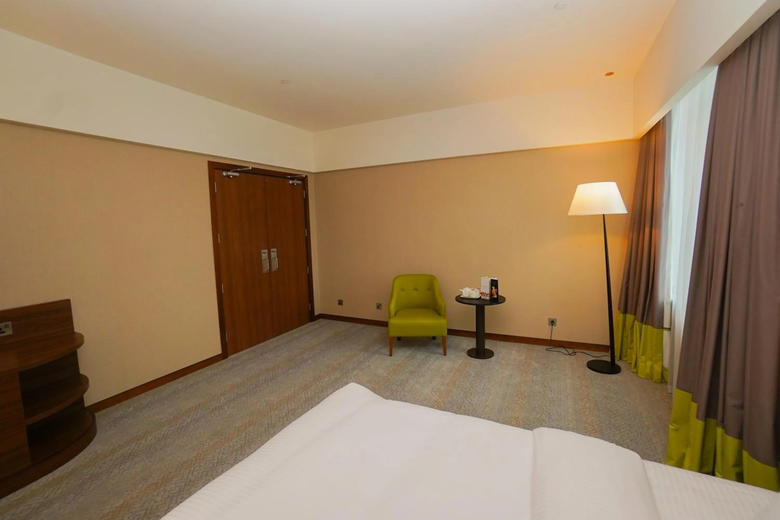 Seating area, Bed in The Grand Lux Hotel