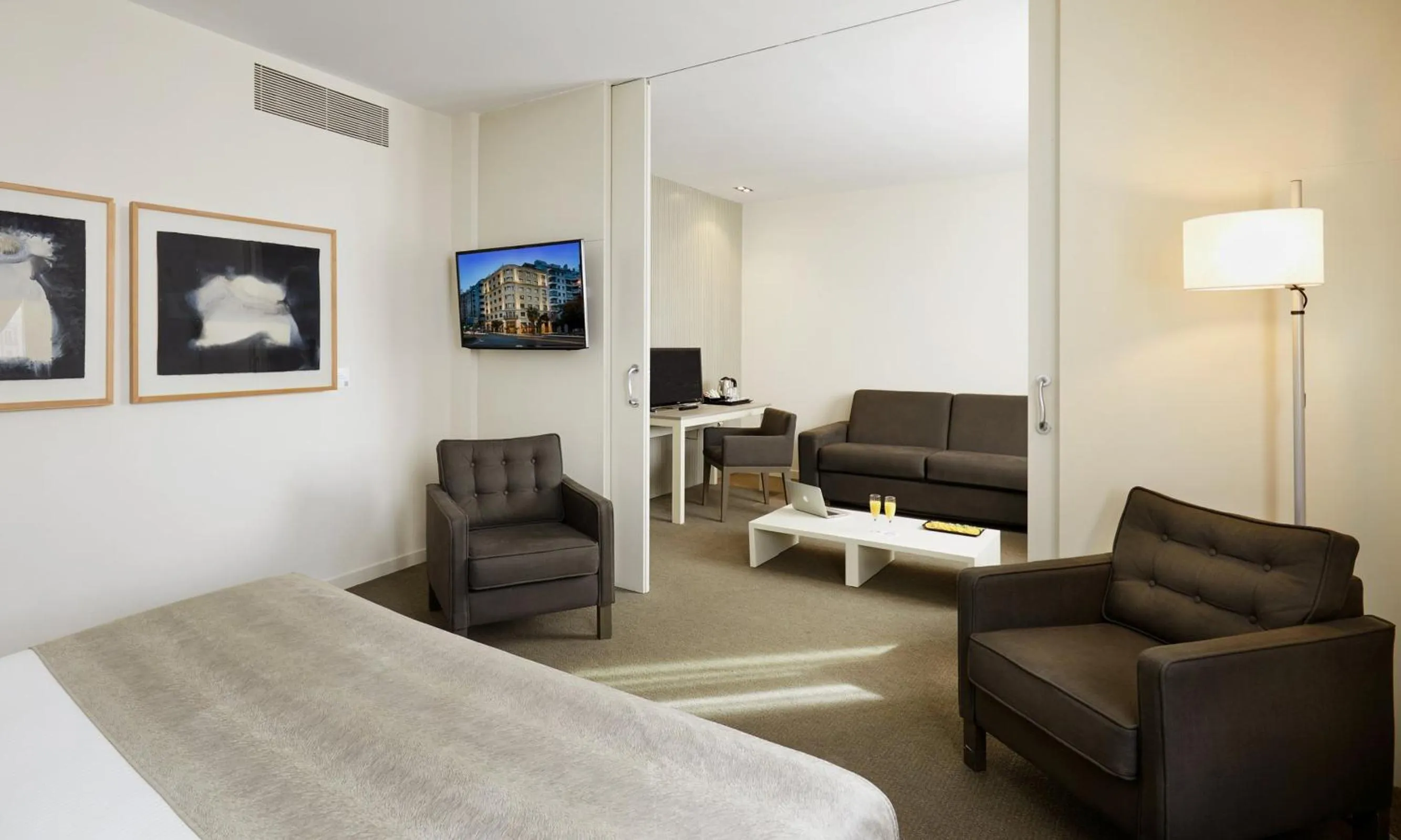 Photo of the whole room in Sercotel Amister Art Hotel Barcelona