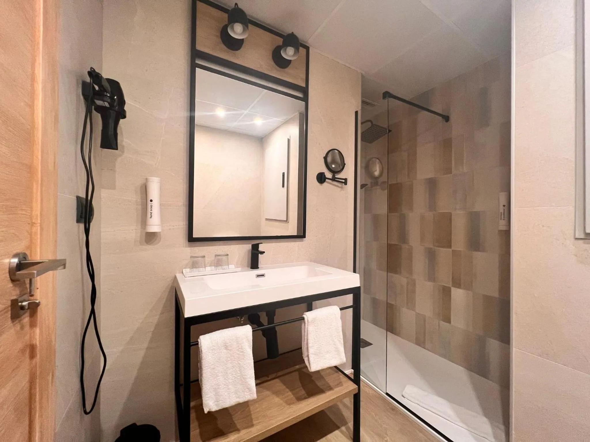 Photo of the whole room in Sercotel Maya Alicante