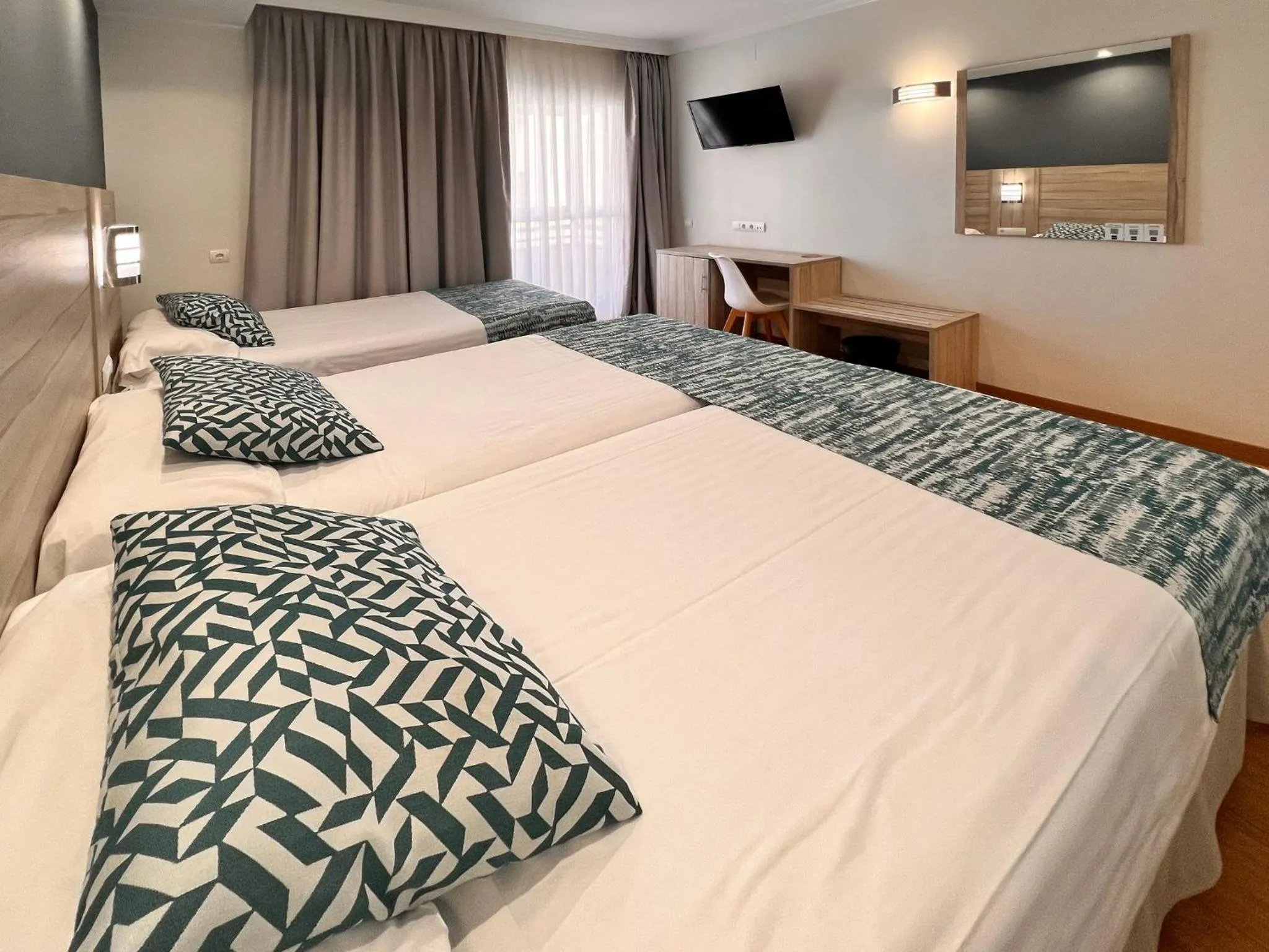 Photo of the whole room, Bed in Sercotel Maya Alicante