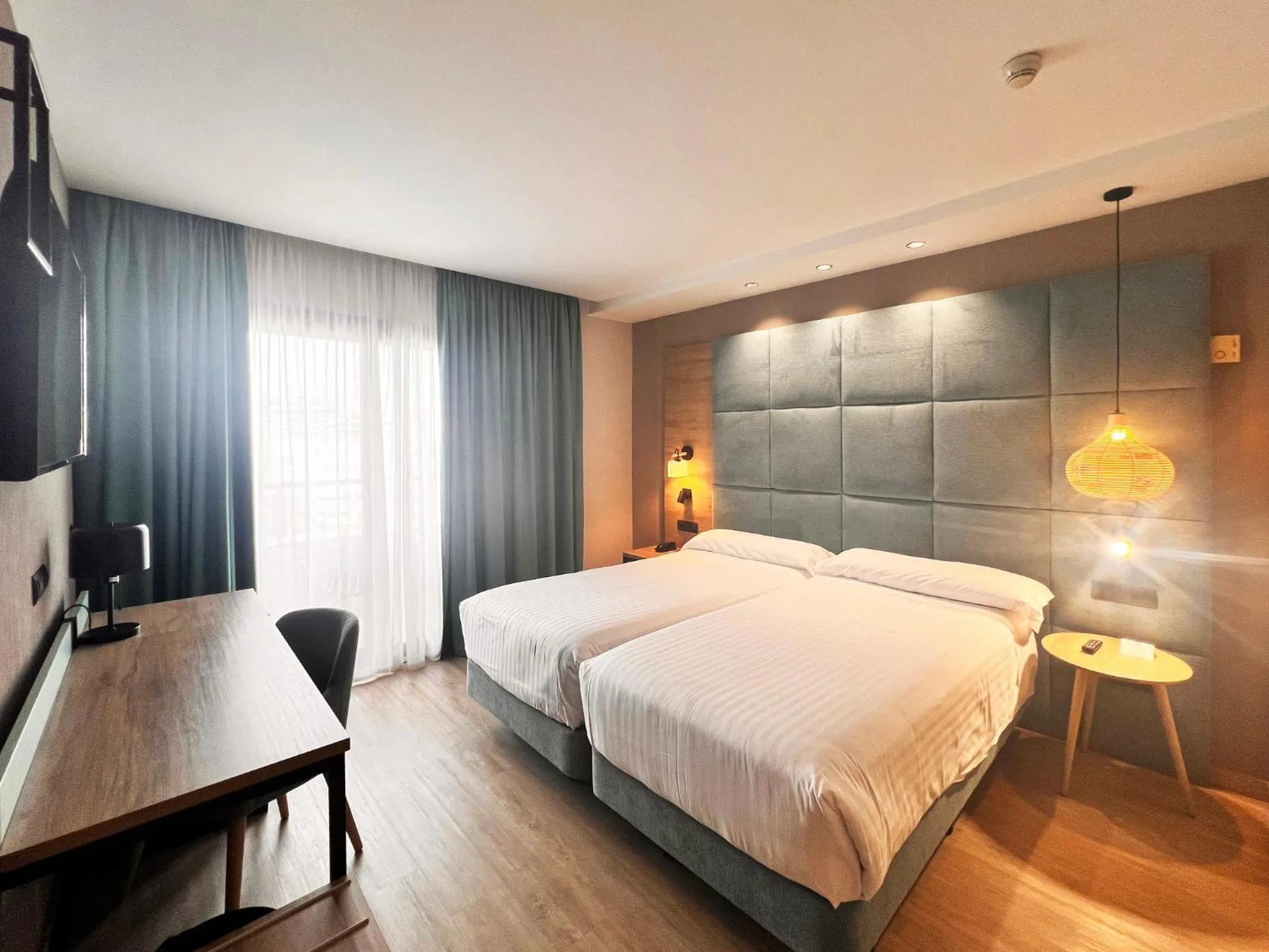 Photo of the whole room, Bed in Sercotel Maya Alicante