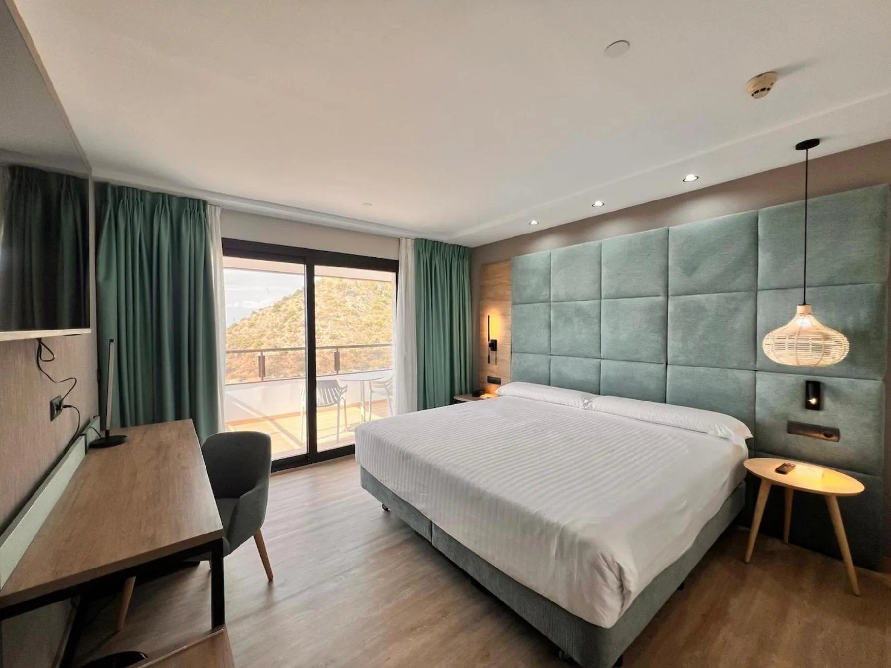 Photo of the whole room, Bed in Sercotel Maya Alicante