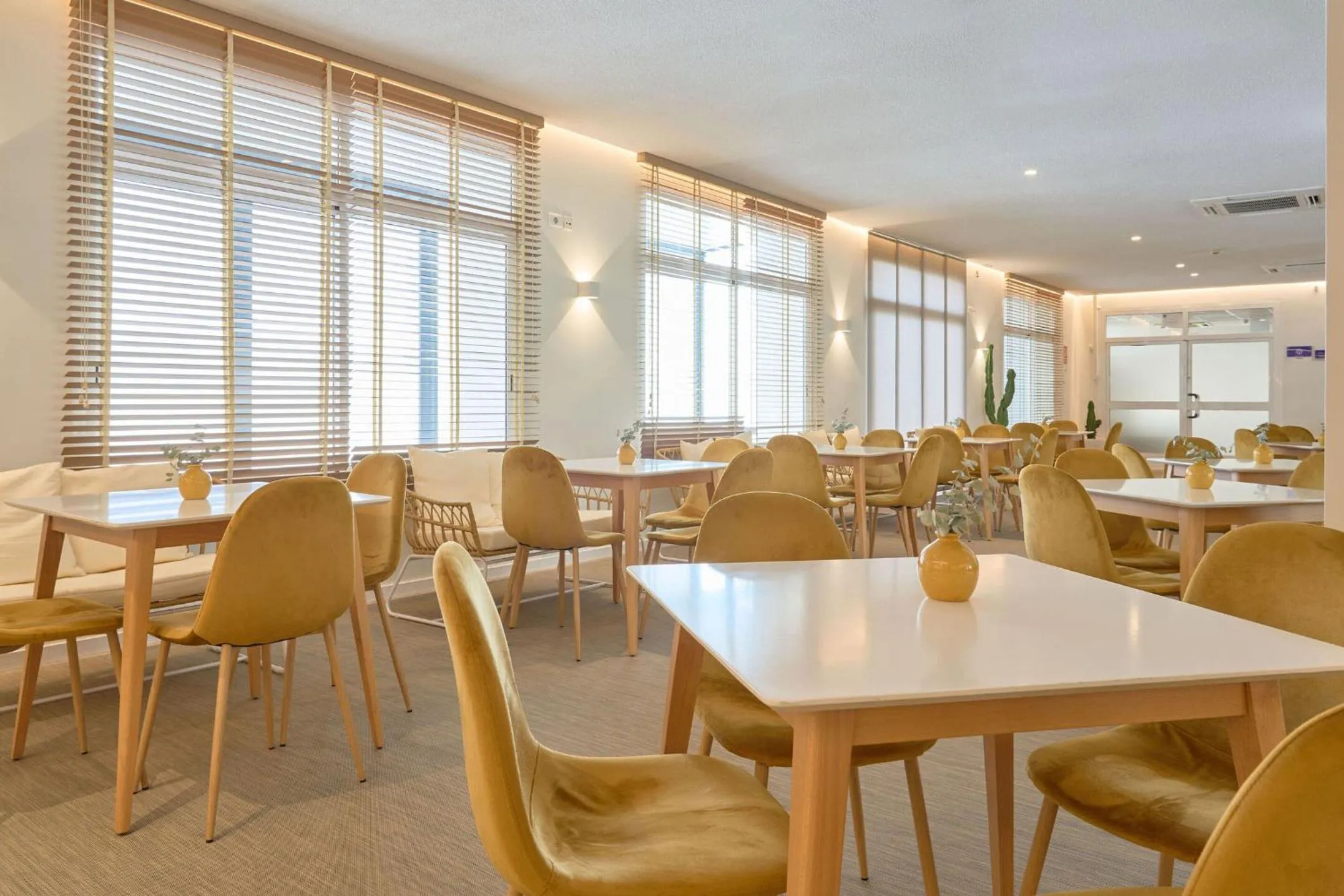 Lounge or bar in Sercotel Maya Alicante