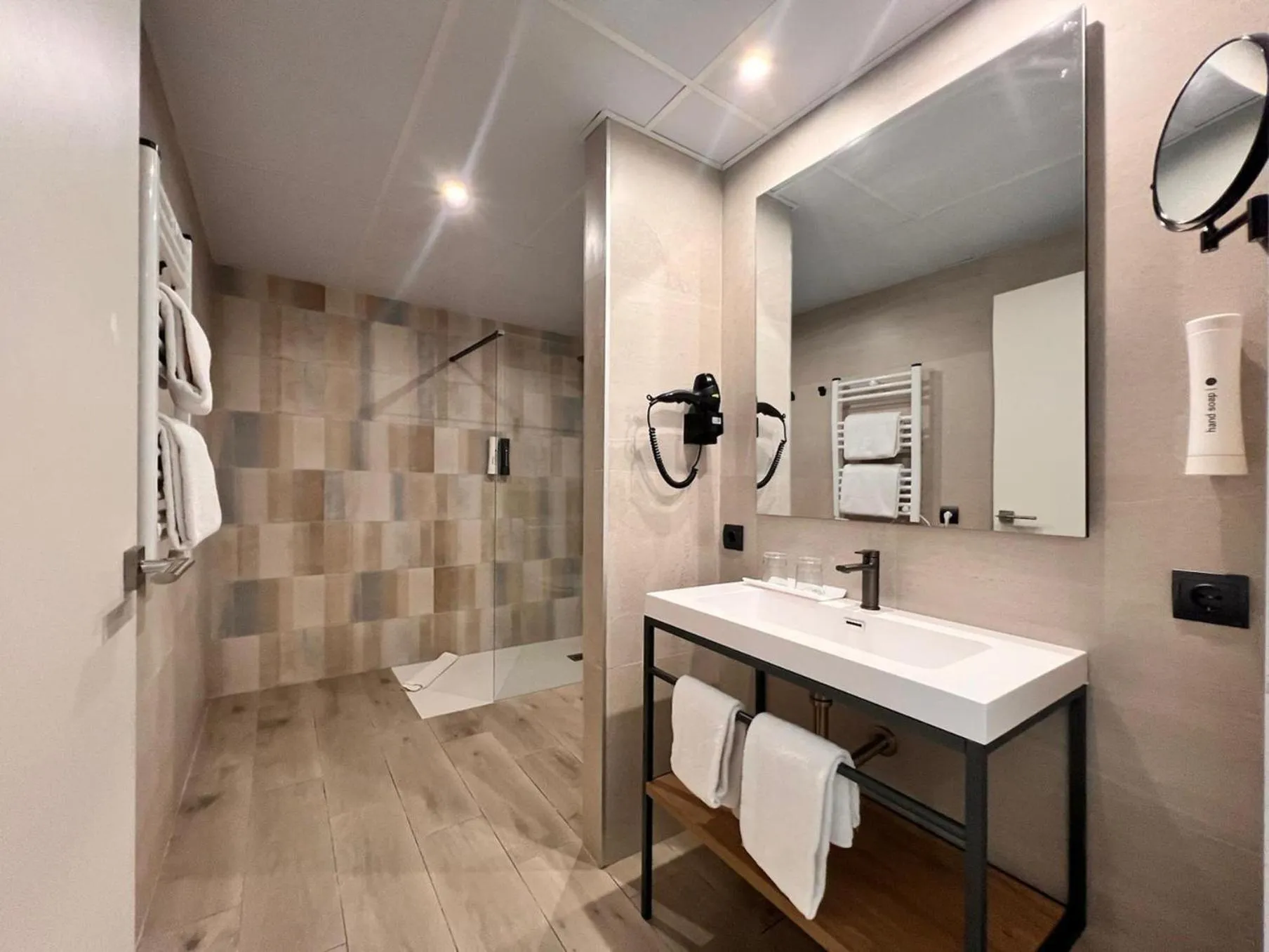 Photo of the whole room in Sercotel Maya Alicante