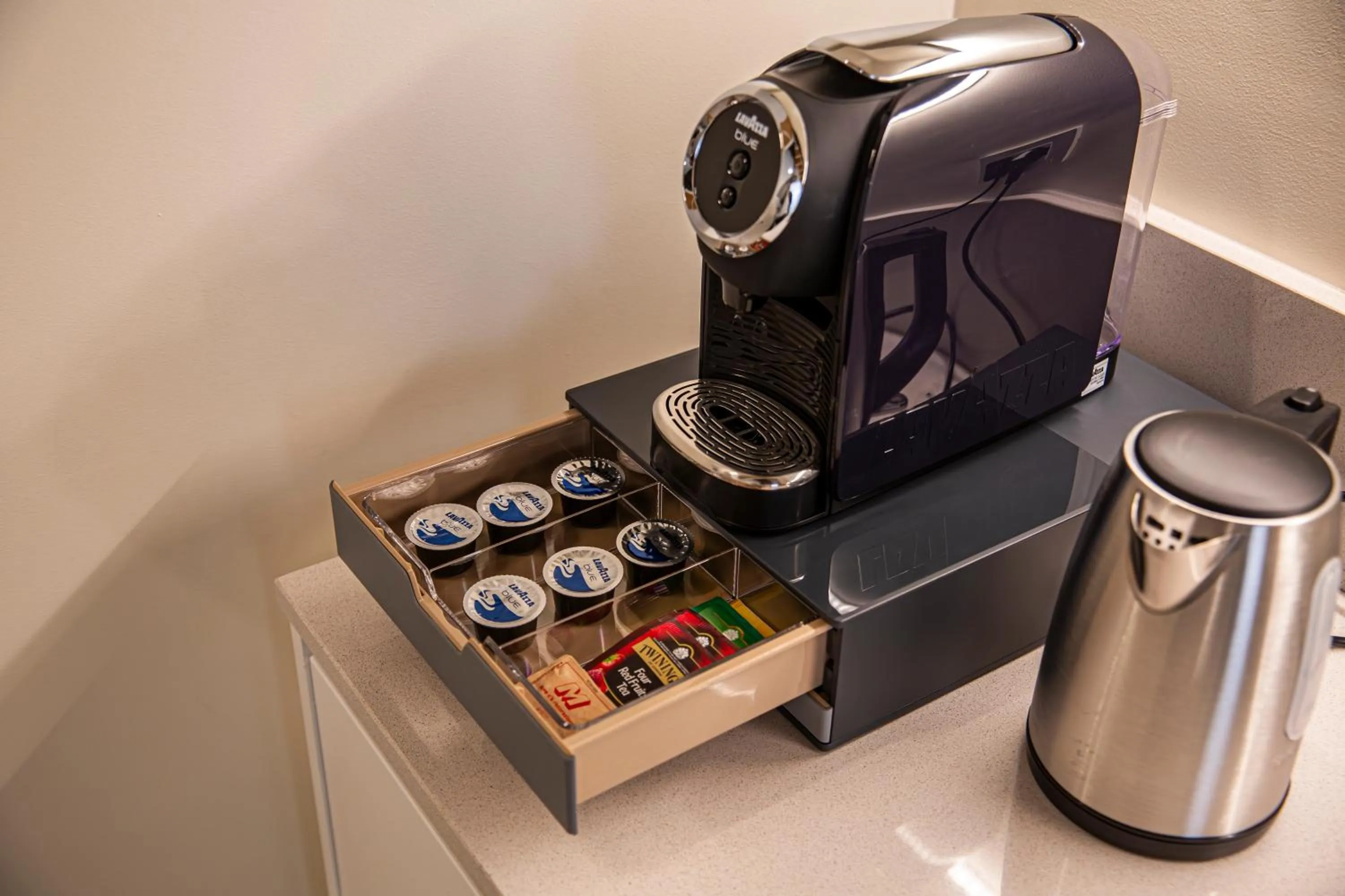 Coffee/tea facilities in Costamante Suites & Spa