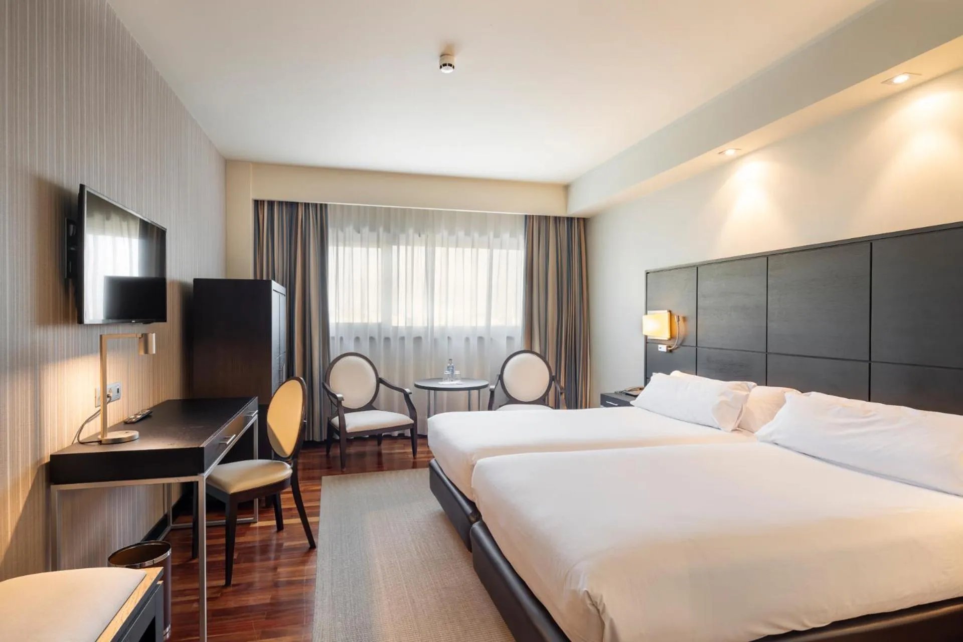 Photo of the whole room, Bed in Attica21 Coruña