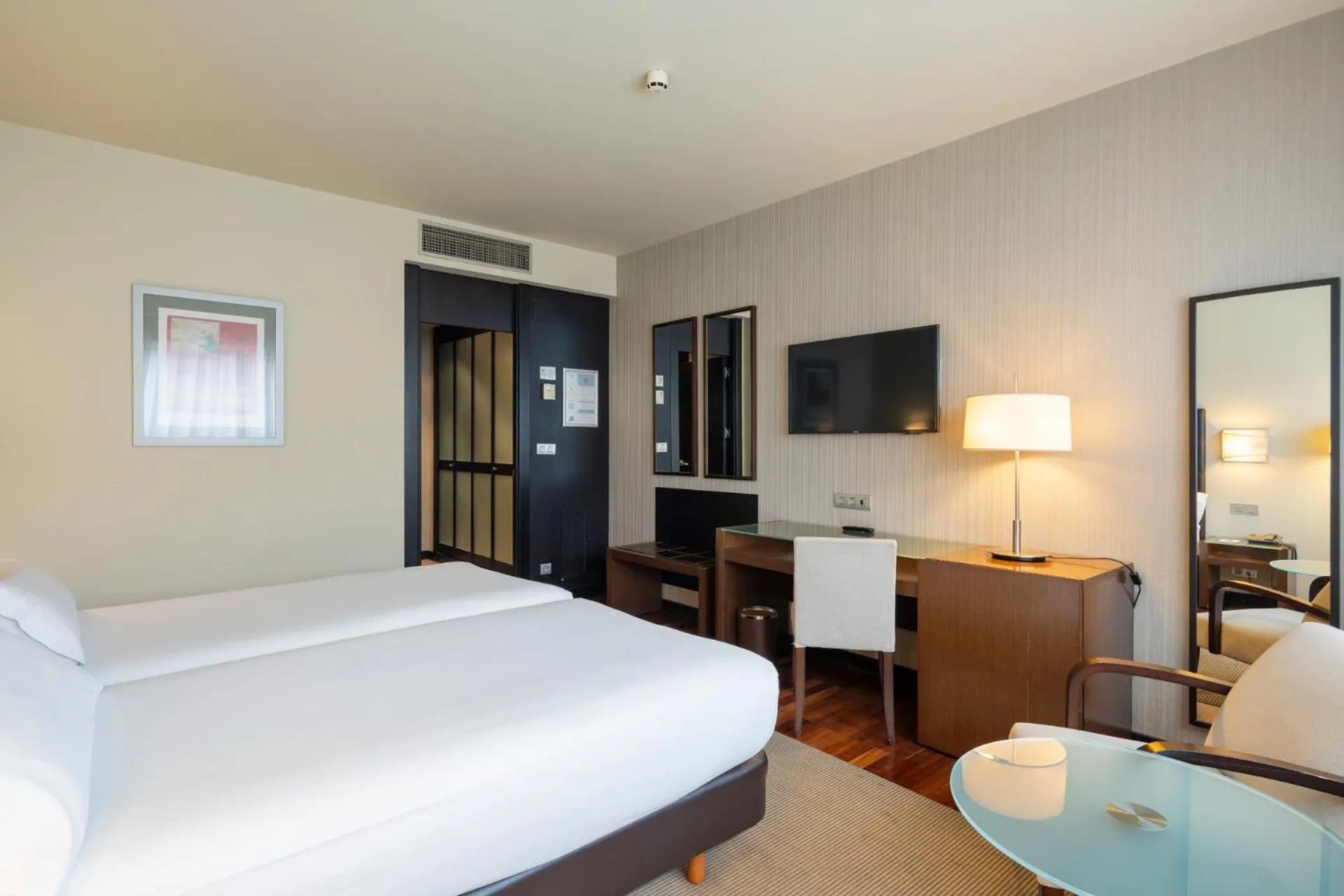 Photo of the whole room, Bed in Attica21 Coruña