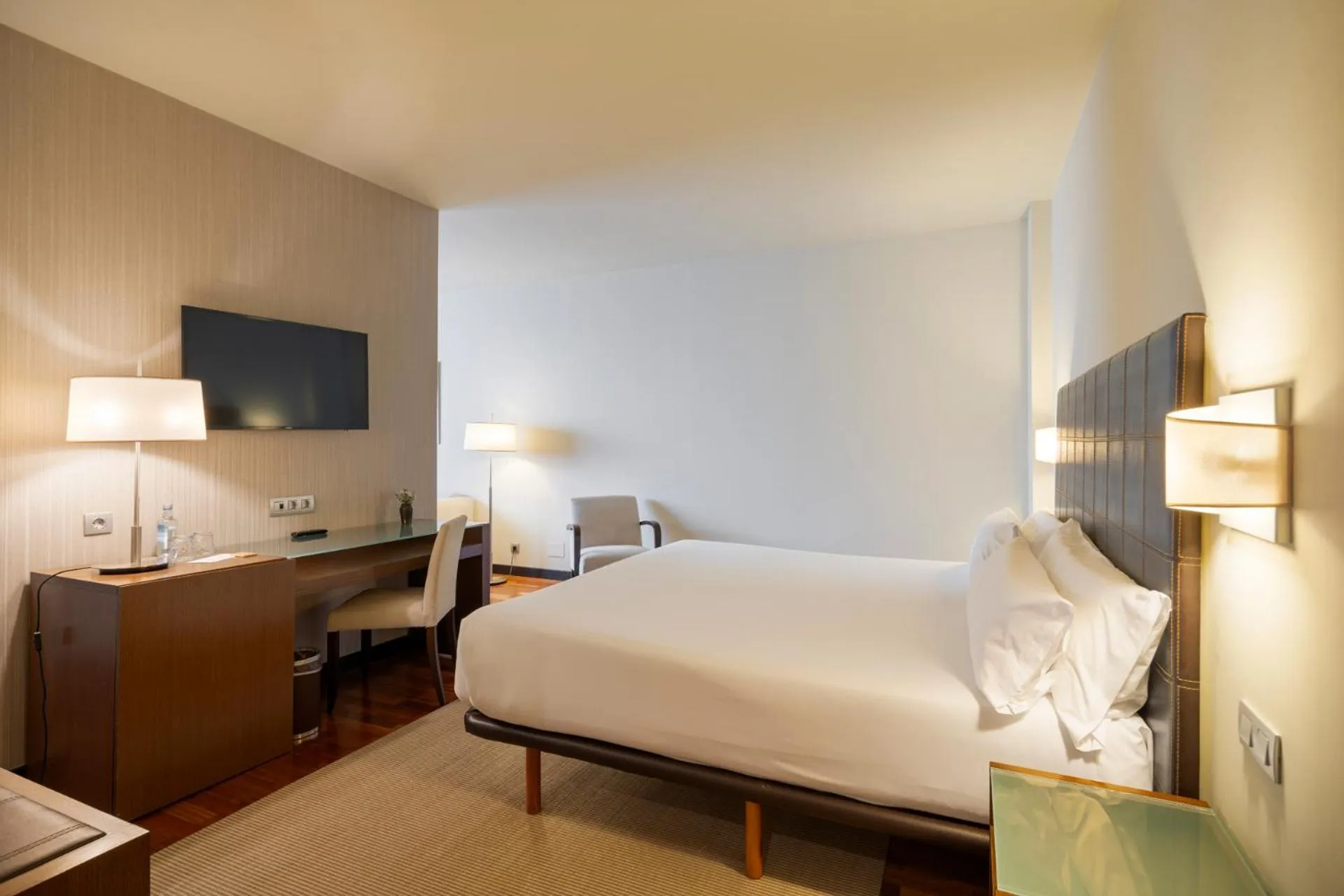 Photo of the whole room, Bed in Attica21 Coruña