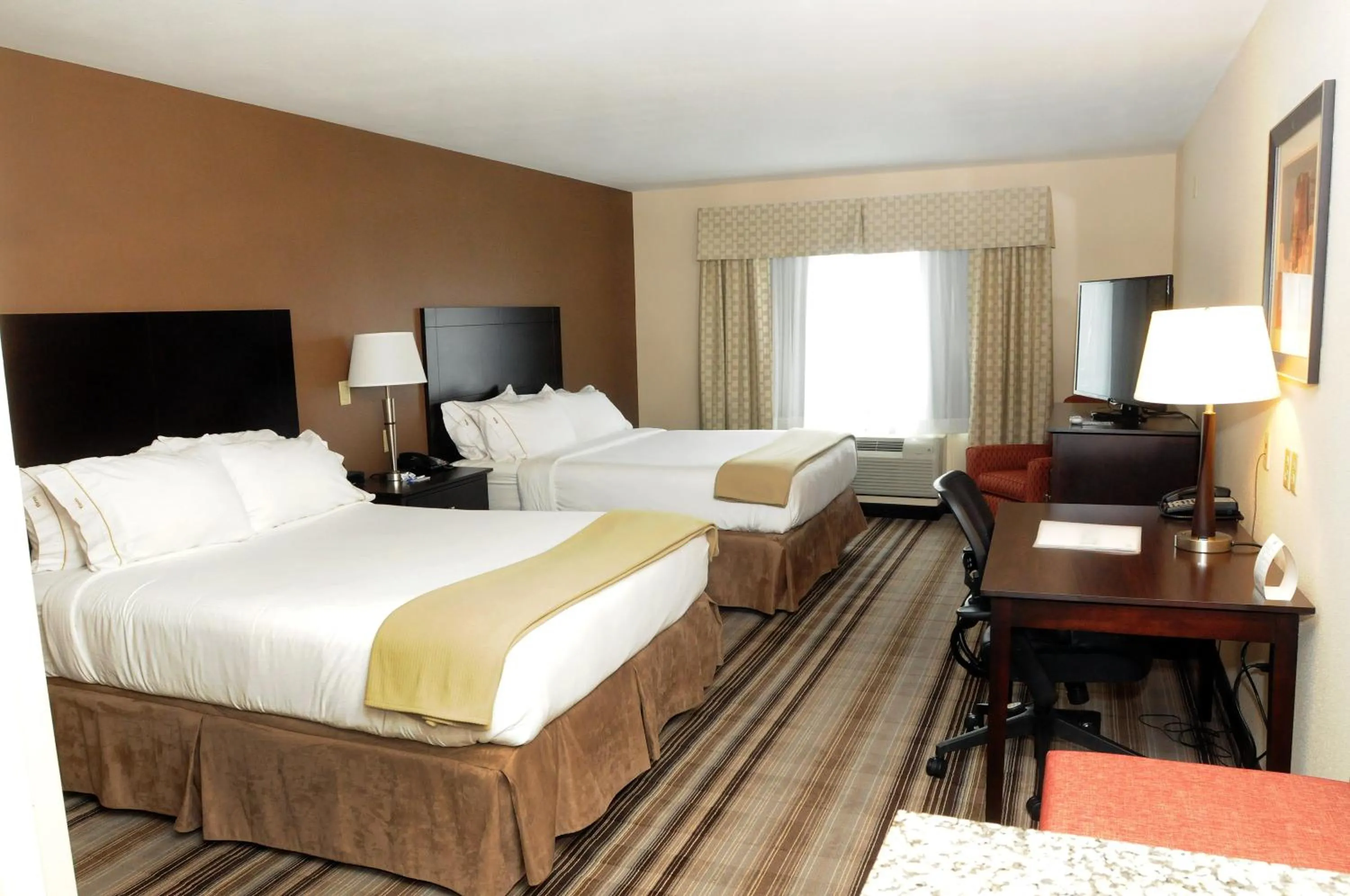 Photo of the whole room, Bed in Holiday Inn Express & Suites Cambridge by IHG