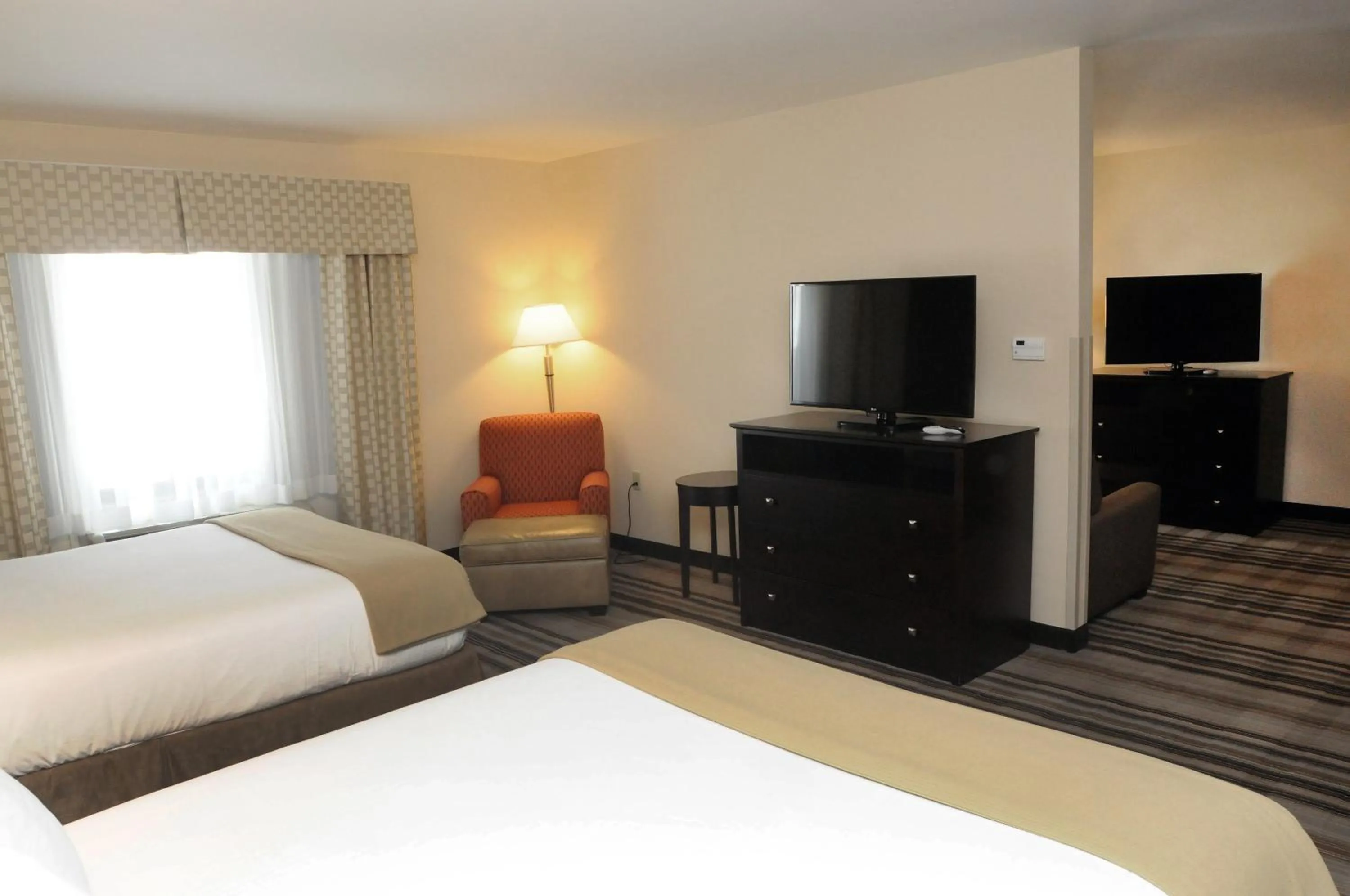Photo of the whole room, Bed in Holiday Inn Express & Suites Cambridge by IHG