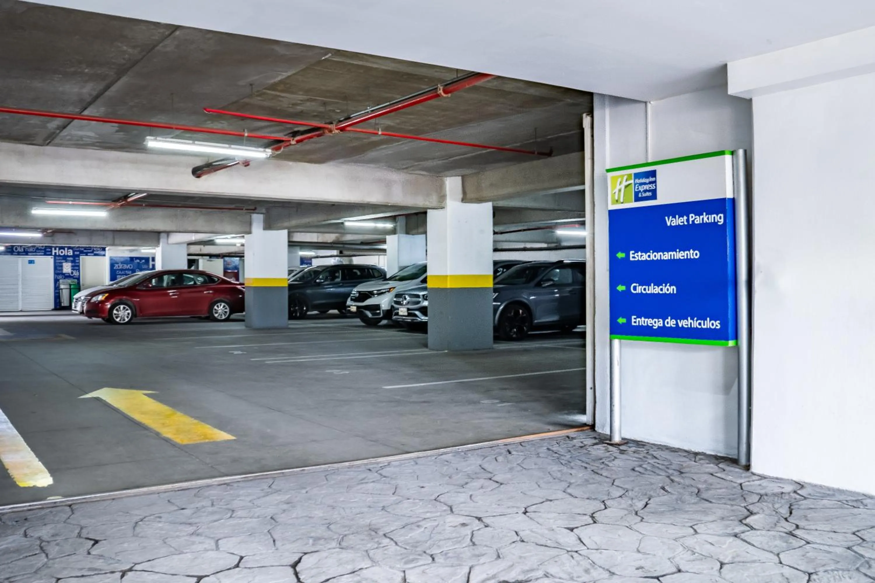 Parking in Holiday Inn Express & Suites Puebla Angelopolis by IHG