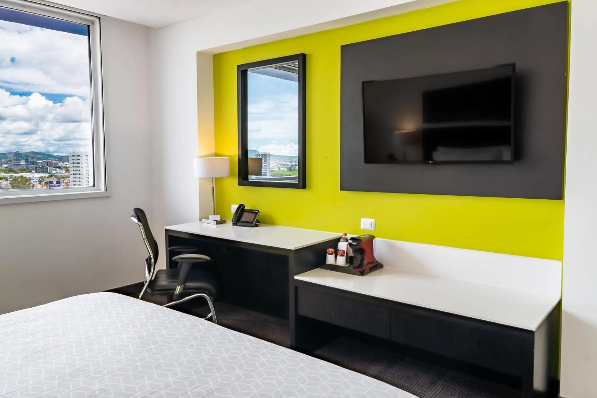 Photo of the whole room, Bed in Holiday Inn Express & Suites Puebla Angelopolis by IHG