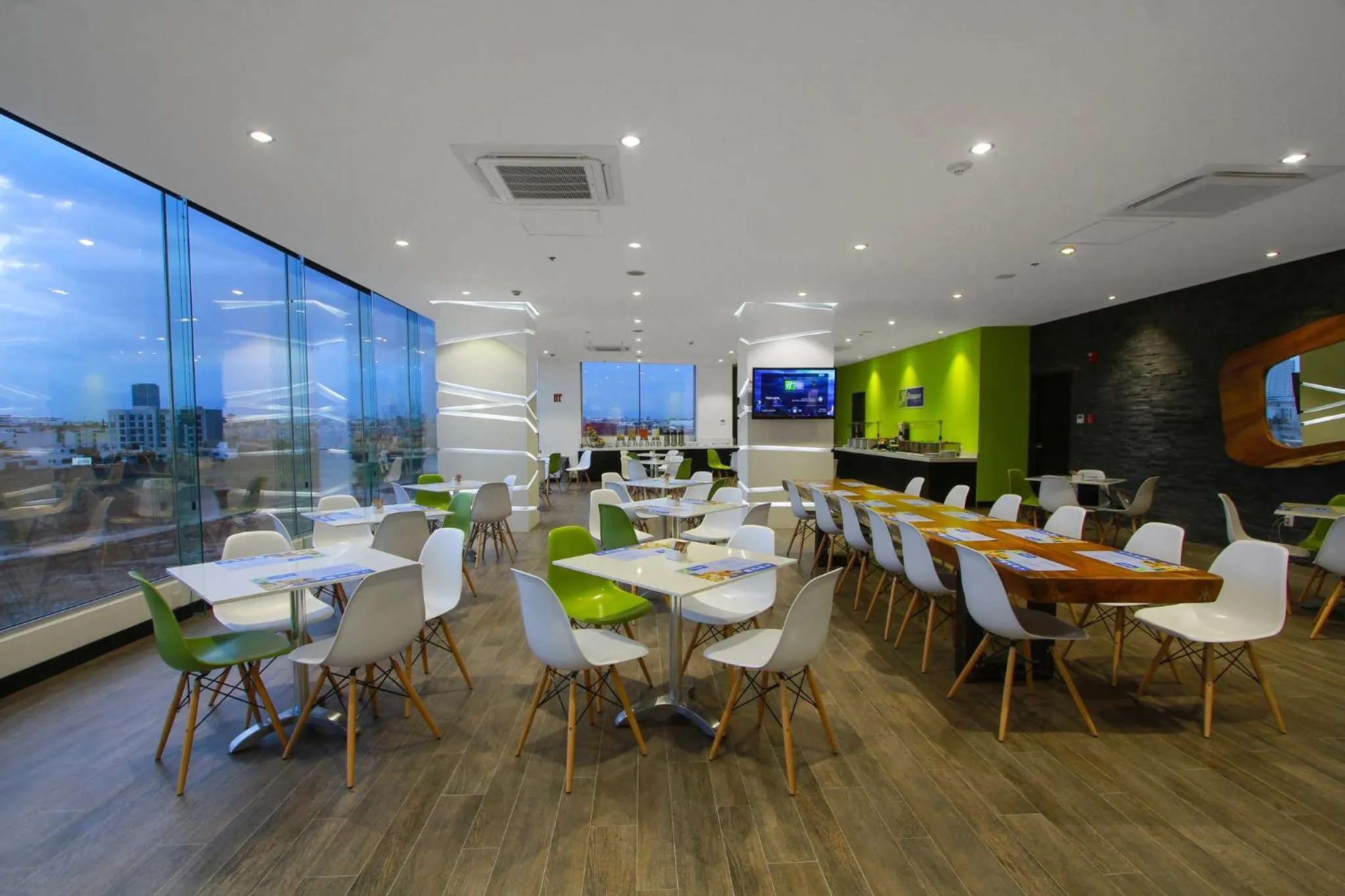 Restaurant/places to eat in Holiday Inn Express & Suites Puebla Angelopolis by IHG
