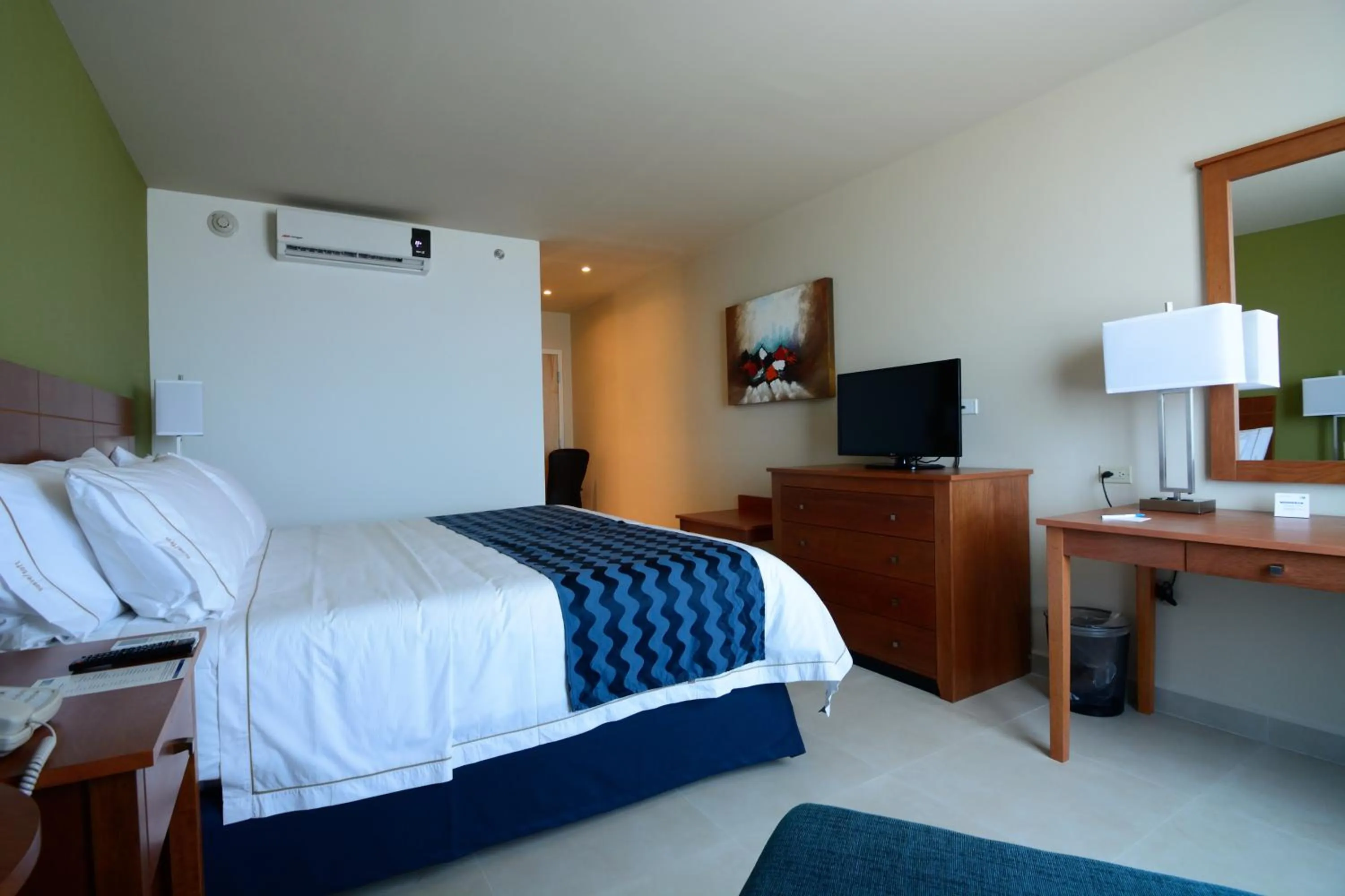 Bed in Holiday Inn Express Cabo San Lucas by IHG