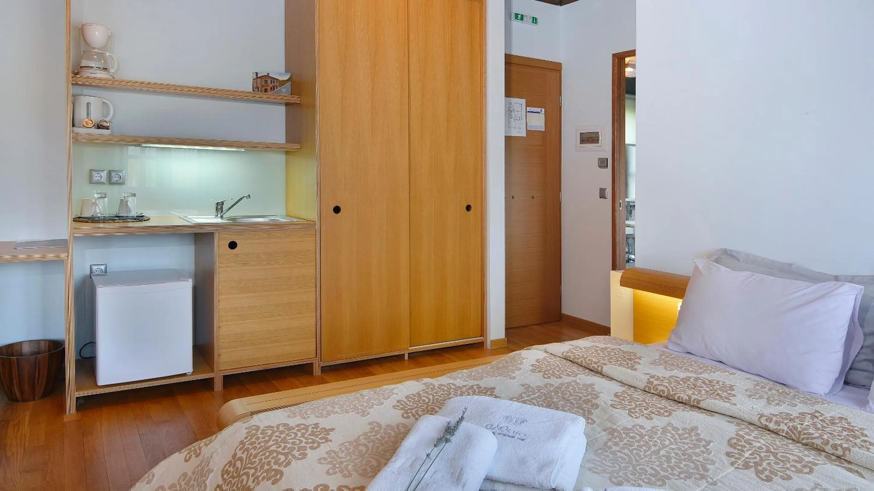 Coffee/tea facilities, Bed in Dilofo Hotel Luxury Suites