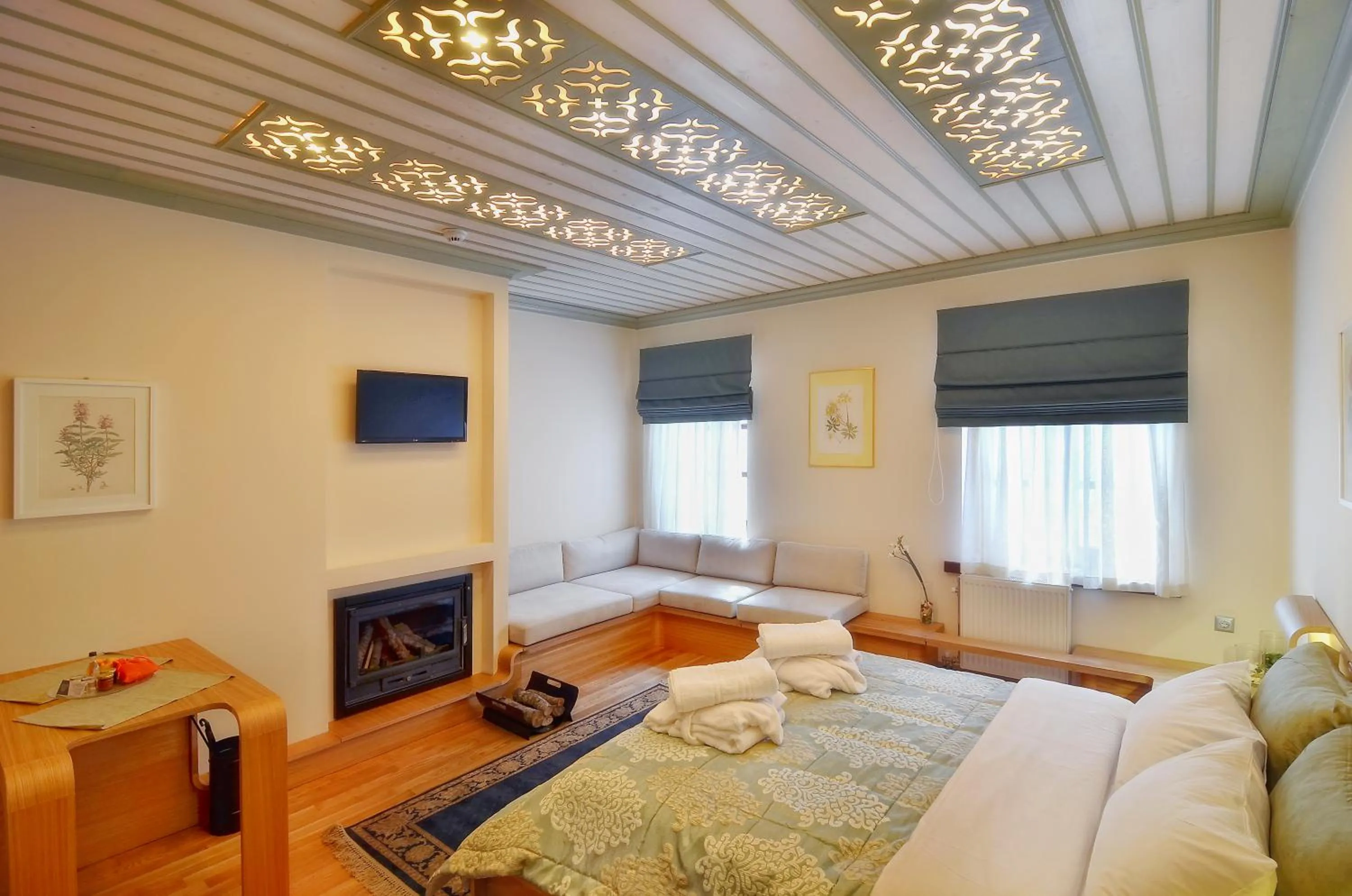 TV and multimedia, Bed in Dilofo Hotel Luxury Suites