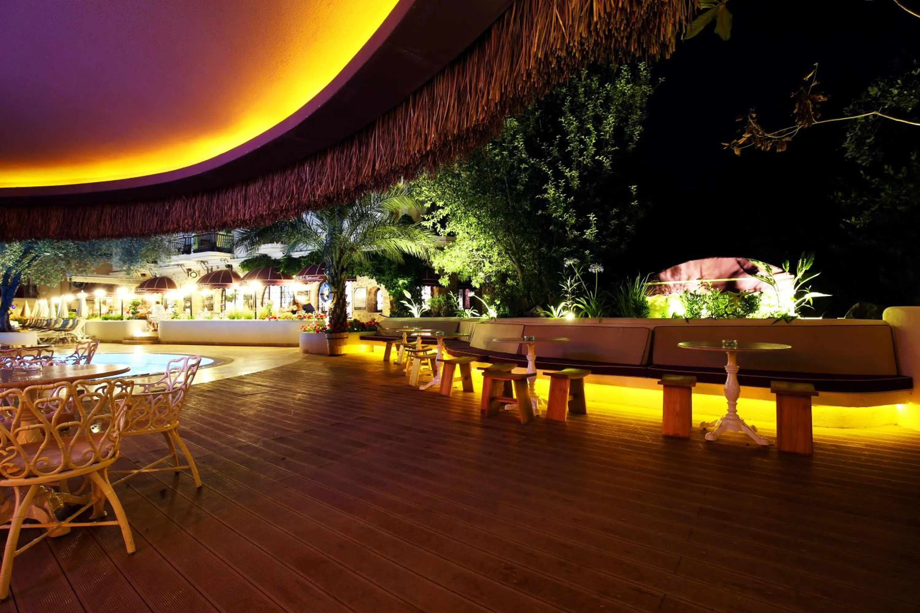 Lounge or bar in Pinehill Hotel & Suites