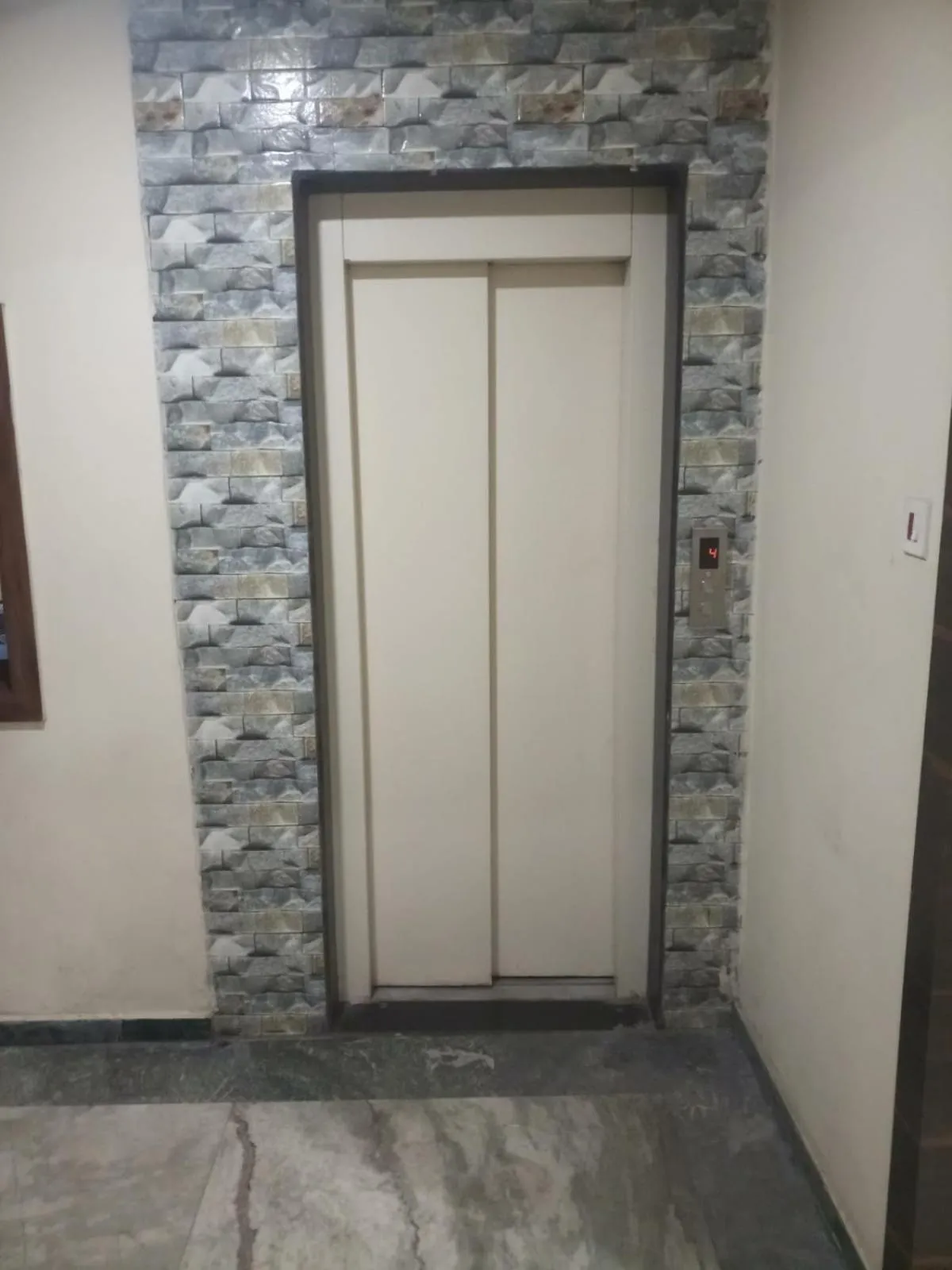 elevator in Hotel Rayan Inn