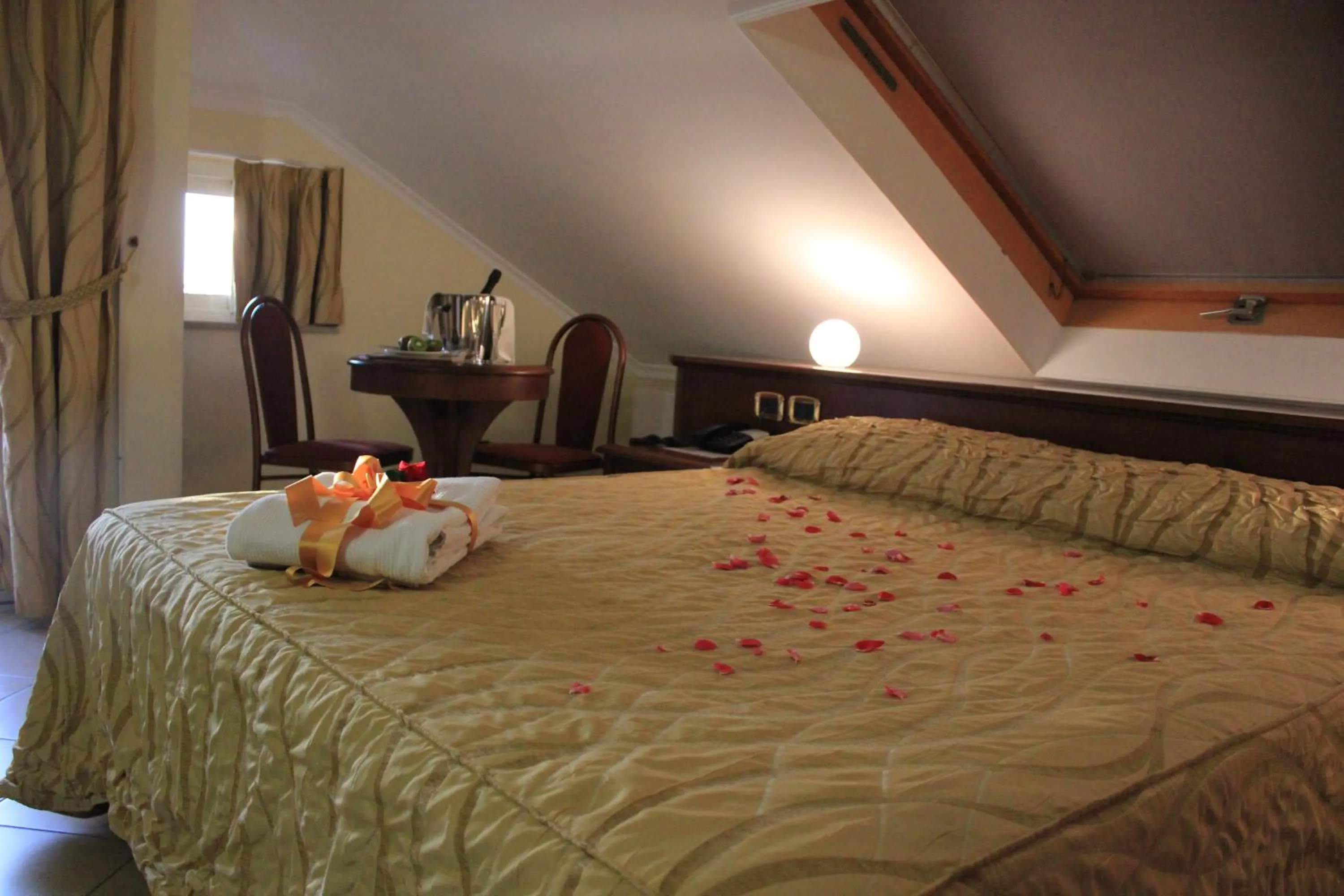 Restaurant/places to eat in Lion's Hotel