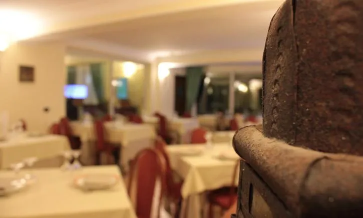 Restaurant/places to eat in Lion's Hotel