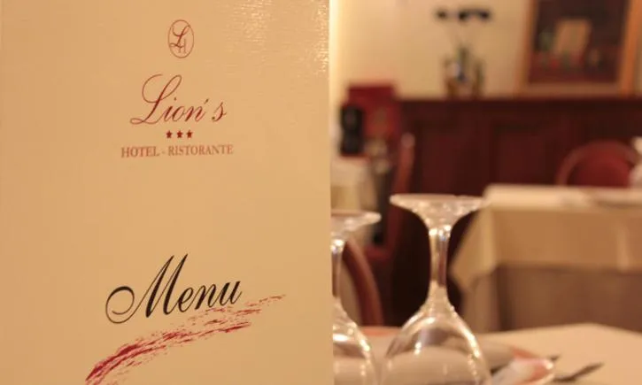 Restaurant/places to eat in Lion's Hotel