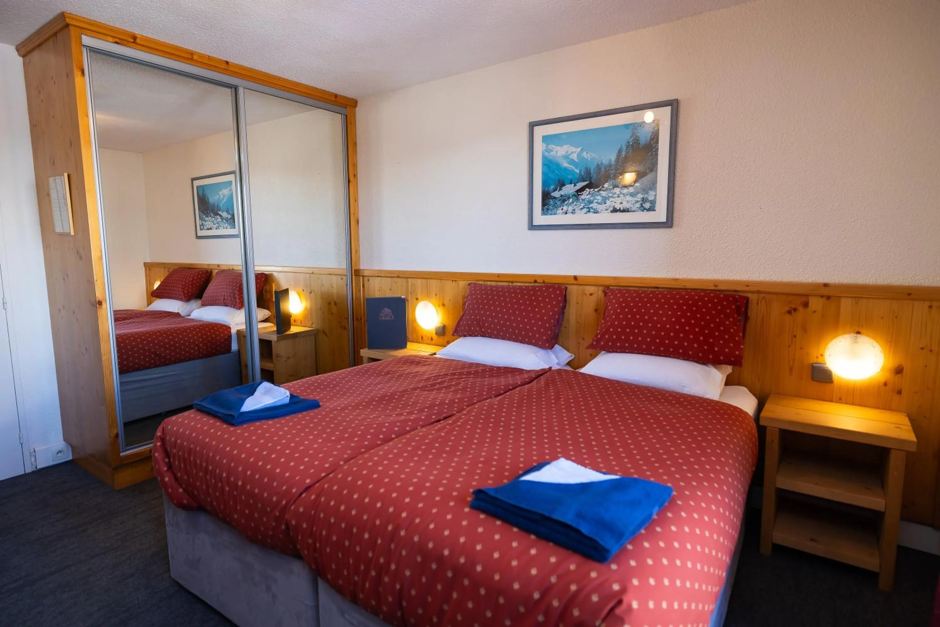 Bedroom, Bed in Hotel l'Aigle