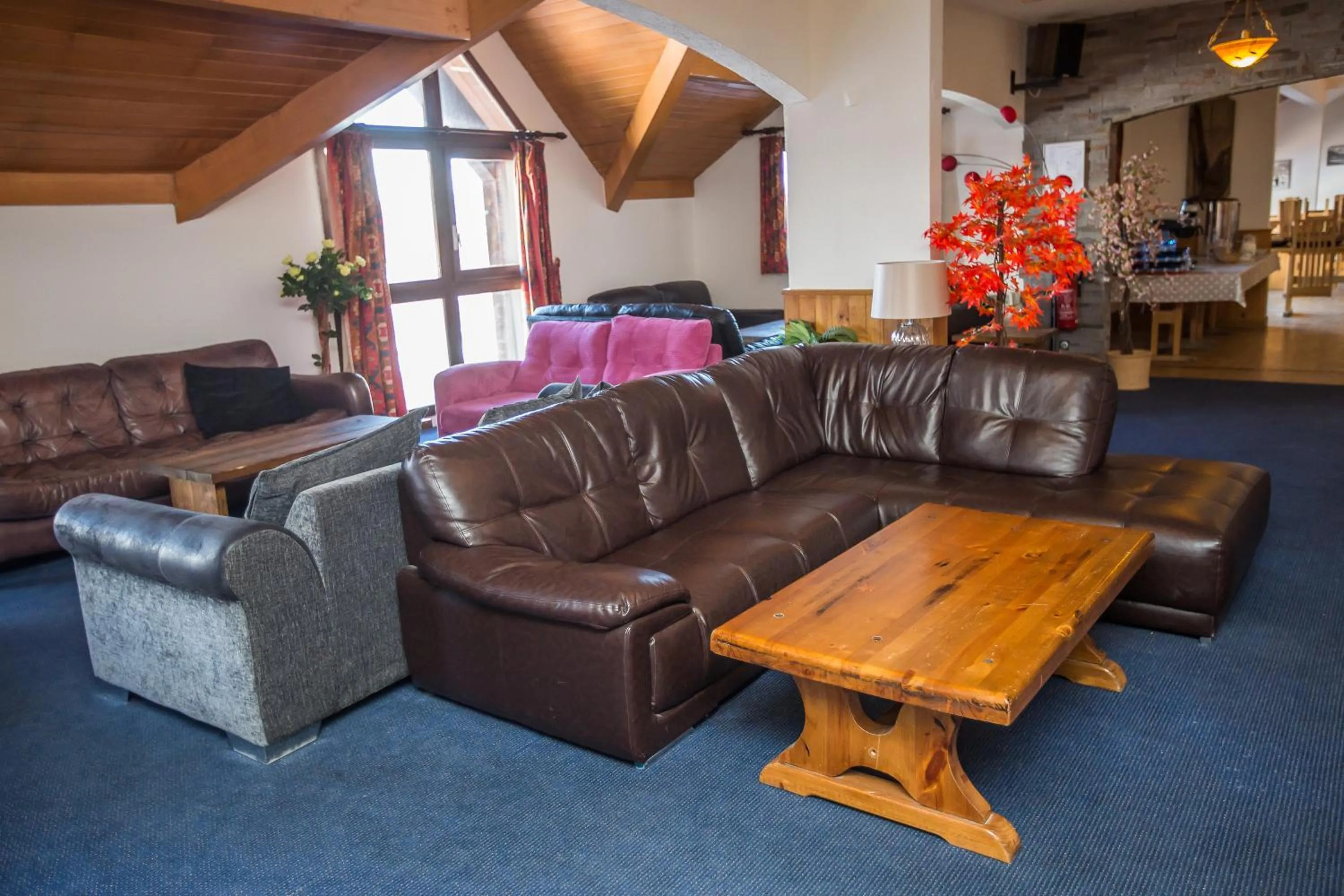 Communal lounge/ TV room in Hotel l'Aigle