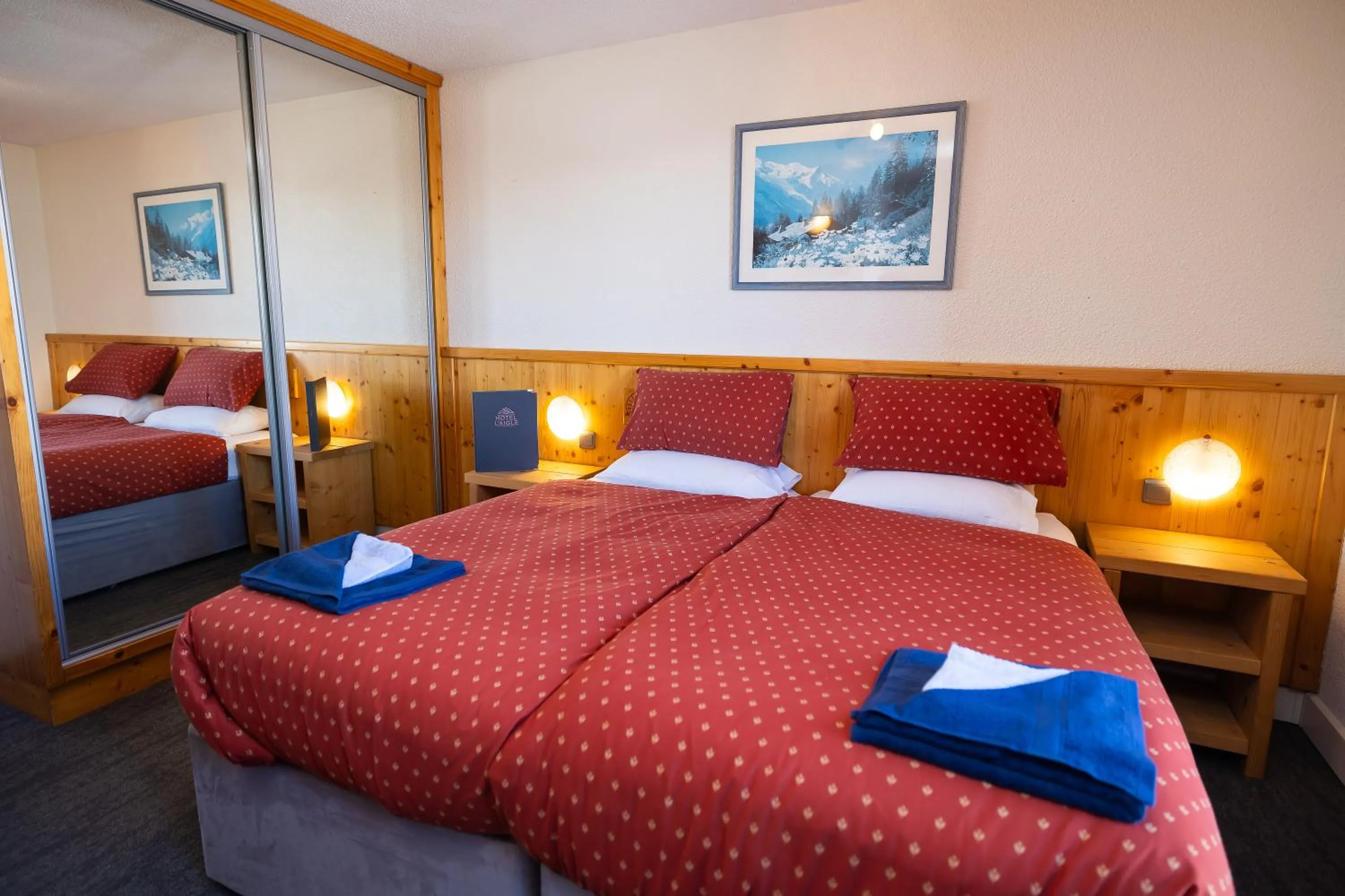 Property building, Bed in Hotel l'Aigle