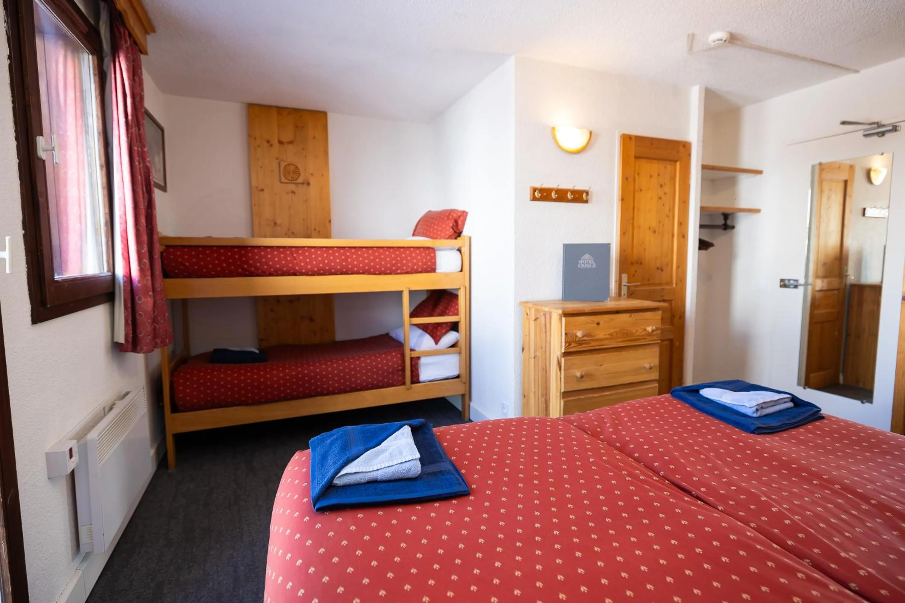 Bedroom, Bed in Hotel l'Aigle