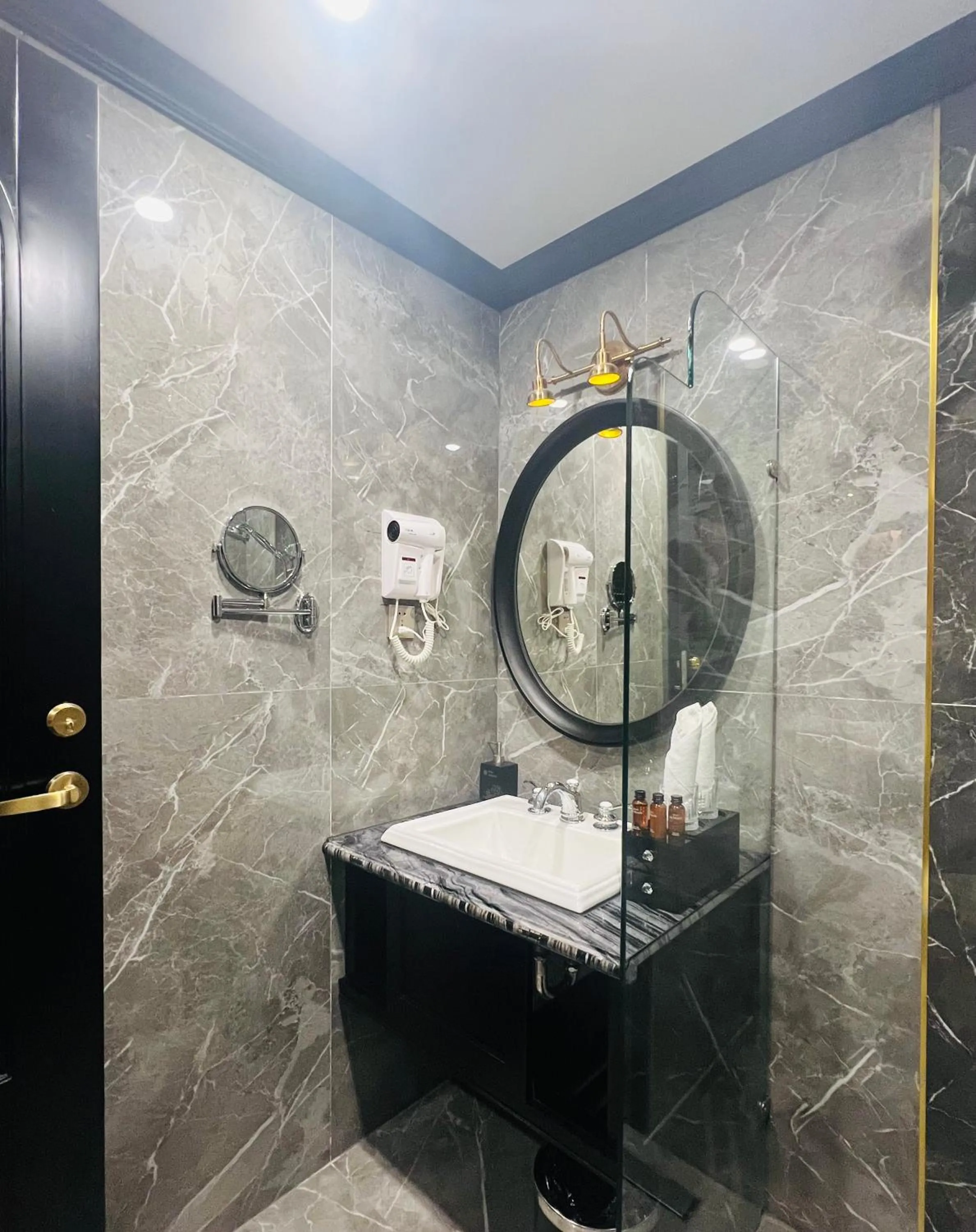 Bathroom in Hotel du Monde Classic